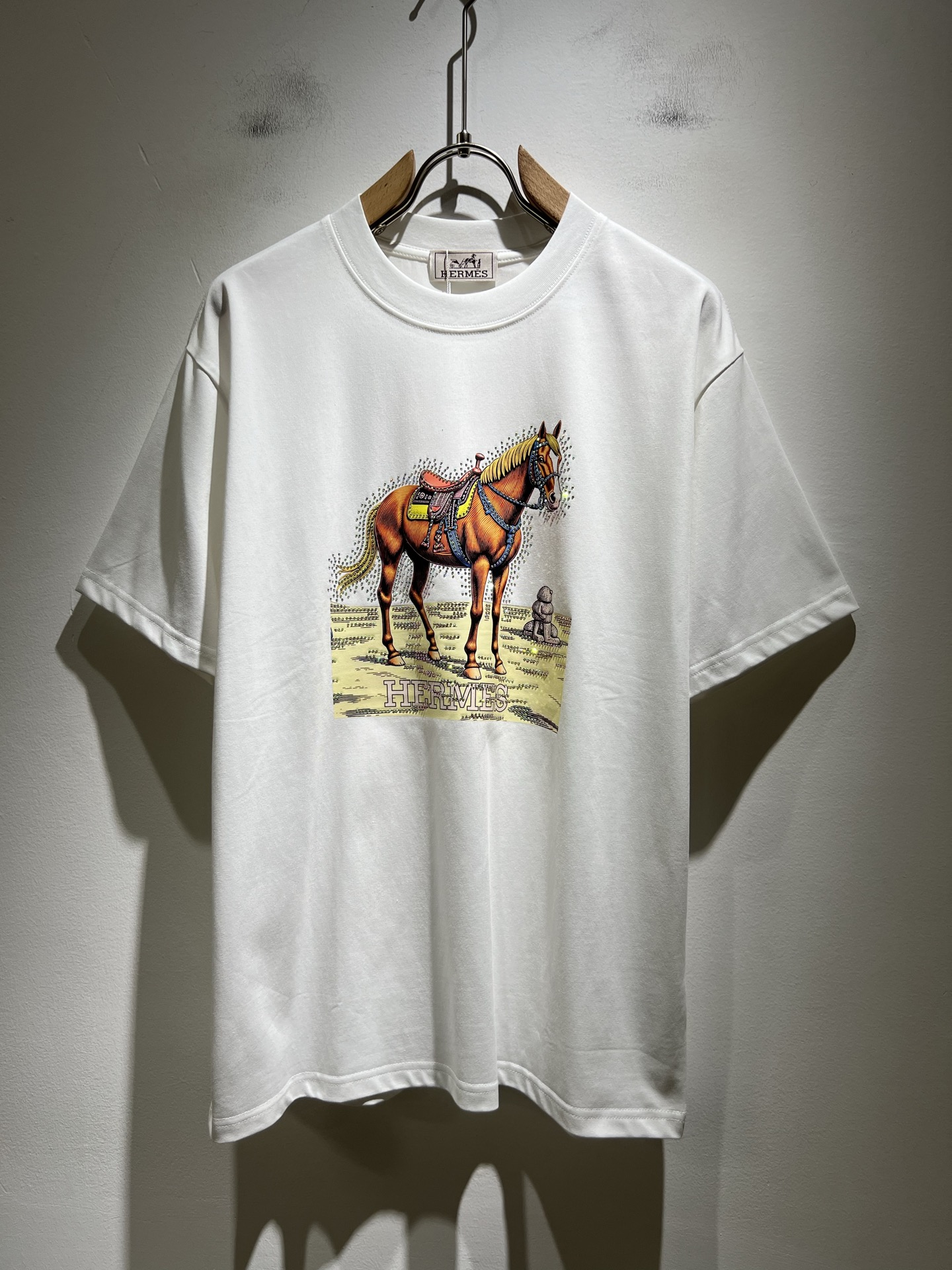 NO:432865,Her*mes 2025 spring and summer new short-sleeved T-shirt for men and women, a brand new upgraded versatile basic style, low-key and luxurious, and a choice of character!  Select high-quality and selected pure cotton fabrics!  Created, enjoy a relaxed and comfortable wearing experience, with super vertical performance, the iconic logo is highly artistic and has a design of the iconic logo with a meticulous craftsmanship and high recognition, showing the new brand micro-label culture!  Classic perfect layout design, precise and in place for cutting. Simple and atmospheric style, and can show fashionable charm in daily leisure life. Size M-4XL, T-shirt,tees, t-shirt,alexander wang19860909Her*mes爱*仕2025春夏新款男女同款短袖T恤,全新升级百搭基础款,低调奢华,品格之选！甄选优质精选纯棉面料！打造而成,享受轻松自在的穿着体验,有着超强的垂直性能 艺术感极强标志性logo压胶烫钻工艺设计,工艺细致,辨识度极高,展现全新品牌微标文化！经典完美版型设计,在裁剪上精准到位.简约大气风格,又能在日常休闲生活中展现时尚魅力.尺码M-4XL,,T-shirt,tees，t-shirt,alexander wang,Men's clothing