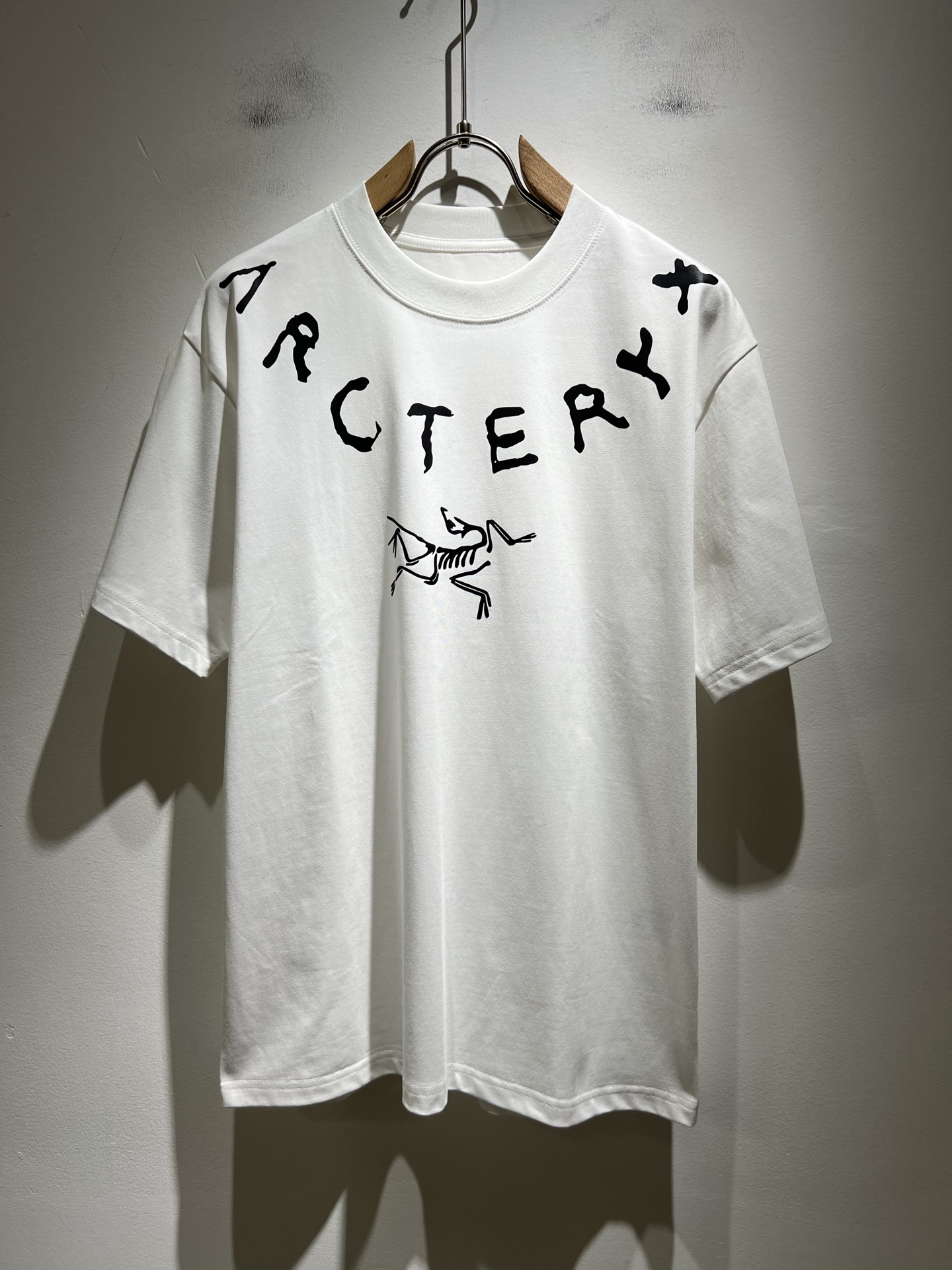 NO:432875,ARCTER*X Original Archaeological Bird 2025 spring and summer new short-sleeved T-shirt outdoor brands for men and women, perhaps the first thing that comes to mind is Canadian goose and Archaeological Bird. It gives people a feeling of trying out the label!  In addition to being quite accomplished in style design, the most obvious or most expert should be to have deeper and unique insights and attainments in fabrics. Through continuous structural research and problem-solving, and characterized by unique research on fabrics, these alone are enough to support it to become the first new logo brand image in the clothing manufacturing industry. This model uses air cotton material!  The fabric after the seiko blending feels smooth and soft, and it has both natural beauty and comfort. The large body style is cut cleanly and cleanly, and the fabric shows a different hazy structural beauty. It is made of exclusive mold customization. The fabric and its technology test the workers, can be smooth and smooth without wrinkles!  Logo logo pattern glue pressing process design!  It really tests the handmade work of every master!  It makes the whole clean and neat, without leaving any thread. Now men who pursue life are more refined in life!  Size M-4XL, arc'teryx, T-shirt,tees, t-shirt,alexander wang19860909ARCTER*X始*祖鸟 2025春夏新款男女同款短袖T恤户外品牌可能大家第一想到的就是加拿大鹅、始祖鸟.给人一种标签试的感觉！除了在款式设计上颇有造诣之外,最明显或者说最为拿手的,应该就是在面料上的拥有更深独特见解跟造诣了.通过不断地结构研究和问题处理,在以面料独特研究为特征,仅凭这些就已经足以支撑其成为服装制造行业中,首屈可数的新标志品牌形象.此款采用的空气棉材质！通过精工混纺之后的面料,手感细滑柔软,同时兼具自然美感跟舒适度.大身上版型裁剪简洁干净,面料上显现出了不一样朦胧的结构性美感来.独家开模定制而成,面料及其考验工人的技术,能做到平整服帖又不起皱！标志logo图案压胶工艺设计！真的是很考验每位师傅的手工制作！使得整体干净利索,不留一丝线头.现在对于生活有所追求的男性也在生活中更为精致！尺码M-4XL,arc'teryx,T-shirt,tees，t-shirt,alexander wang,Men's clothing