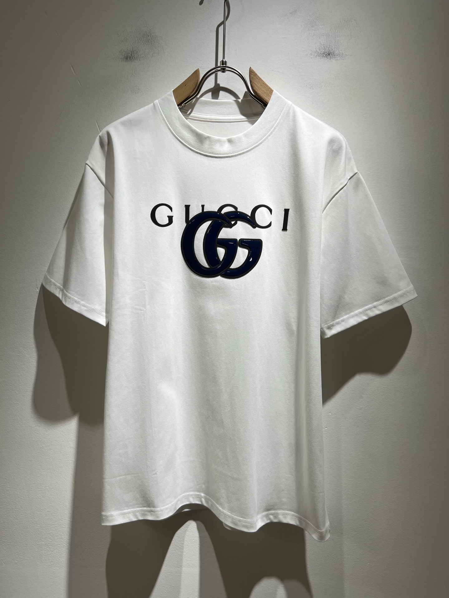 NO:432832,Gucc* Gujia 2025 spring and summer new style for men and women couples casual loose cotton round neck short-sleeved T-shirt!  Trading companies have sparse channels and are released on the official website at the same time!  The latest series of spring and summer 2025, classic fashion design elements, injecting full vitality into the new series. This T-shirt is carefully selected for imported cotton fabrics. The fabric feels skin-friendly and soft and delicate, and the logo print design on the chest!  It has an extremely comfortable and breathable wearing experience. The whole item is very eye-catching and fashionable, and is deeply loved by young people today!  The loose round neck cut is a neutral style regardless of age and gender, suitable for matching all the styles and looks you need in your daily life!  It is recommended to wear couple outfits to go out on the street to make it more pleasing to the eye!  Size M-4XL, gucci, gucci, T-shirt, tees, t-shirt, alexander wang19860909Gucc*古家 2025春夏新款男女同情侣款休闲宽松棉质圆领短袖T恤衫！贸易公司渠道稀出,同步官网发售 ！ 2025春夏最新系列,经典时尚设计元素,为全新系列注入满满活力,这款T恤衫用心甄选客供进口棉面料制成,面料手感亲肤柔软细腻,胸前logo印花设计！拥有着无比舒适透气性的穿着体验,整件单品极具吸睛度与时尚感,深受当下年轻人的喜爱！基础宽松的圆领版型裁剪,不分年龄与性别的中性款式,适合搭配你日常所需的所有风格与造型！建议搭配情侣装出街会更为养眼出色！尺码M-4XL,,gucci,gucci,T-shirt,tees，t-shirt,alexander wang,Men's clothing