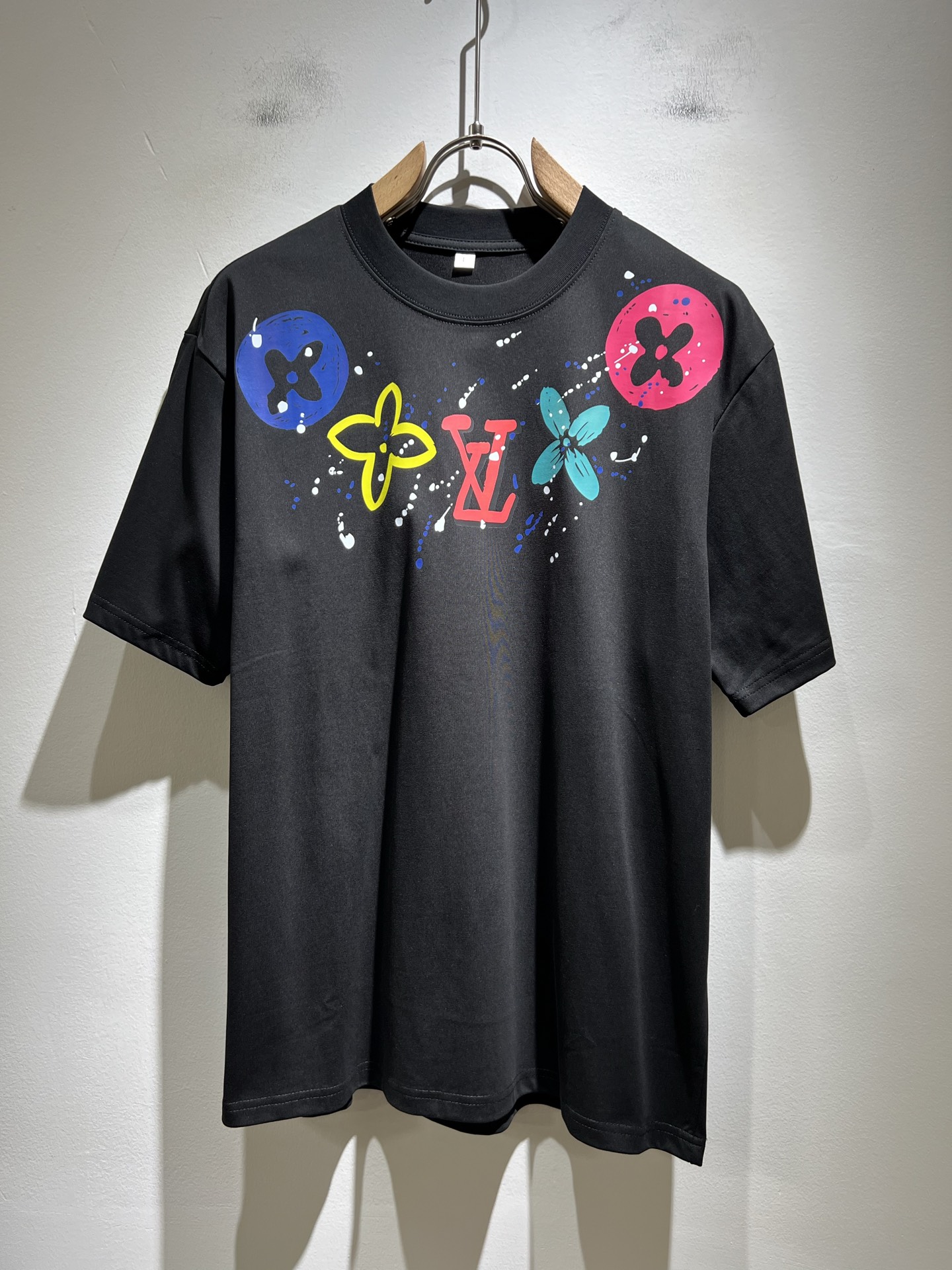 NO:425739,LouisVuitt*Louis*Deng The new series of spring and summer 2025 products are launched, a very fashionable and avant-garde short-sleeved T-shirt for men and women, with logo logo pattern and printing decoration!  Different from the past, it declares the design concept that has been passed down for many years in the brand!  Its eye-catchingness is no less than any classic style, perfectly presenting the fashionable, high-end and luxurious feeling in front of the world!  Made of imported cotton materials, selected high-quality pure cotton fabrics, soft and soft to the touch, the real thing is definitely beyond your imagination, close to the body and breathable, even if you sweat profusely, you will not feel greasy or stuffy, and will bring sweating and moisture absorption to the extreme!  Size M-4XL, louis vuitton,louis vuitton,t-shirt,tees,t-shirt,alexander wang19860909LouisVuitt*路易*登 2025春夏全新系列单品上线,非常时髦前卫的一款男女同款短袖T恤,标识logo图案印花修饰！区别于以往的不同,宣示品牌传承多年的设计理念！其吸睛度完全不亚于任何经典款式,将时髦高级感与奢华感完美呈现在世人眼前！客供进口全棉材质制成,精选优质纯棉面料,触感软糯亲肤细腻,实物到手绝对超乎你的想象,贴身无比舒适透气,即便是汗流浃背也不会有腻身及闷热感可言,将排汗吸湿性发挥到了极致！尺码M-4XL,,louis vuitton,louis vuitton,T-shirt,tees，t-shirt,alexander wang,Men's clothing