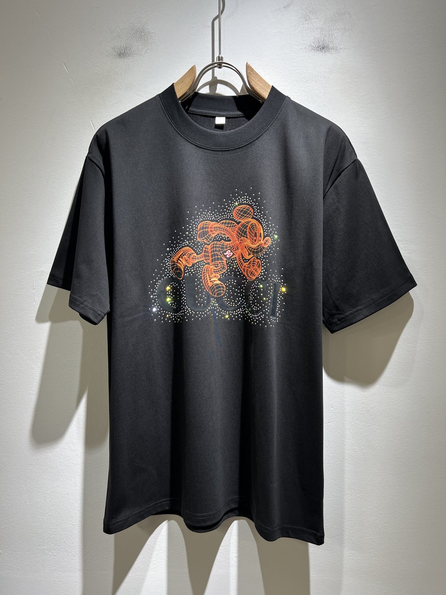 NO:425740,Gucc* Gujia 2025 spring and summer new style for men and women couples casual loose cotton round neck short-sleeved T-shirt!  Trading companies have sparse channels and are released on the official website at the same time!  The latest series of spring and summer 2025, classic fashion design elements, injecting full vitality into the new series. This T-shirt is carefully selected for imported cotton fabrics. The fabric feels skin-friendly and soft and delicate, and the panoramic logo of the body is pressed and pressed and ironed diamond design!  It has an extremely comfortable and breathable wearing experience. The whole item is very eye-catching and fashionable, and is deeply loved by young people today!  The loose round neck cut is a neutral style regardless of age and gender, suitable for matching all the styles and looks you need in your daily life!  It is recommended to wear couple outfits to go out on the street to make it more pleasing to the eye!  Size M-4XL, gucci, gucci, T-shirt, tees, t-shirt, alexander wang19860909Gucc*古家 2025春夏新款男女同情侣款休闲宽松棉质圆领短袖T恤衫！贸易公司渠道稀出,同步官网发售 ！ 2025春夏最新系列,经典时尚设计元素,为全新系列注入满满活力,这款T恤衫用心甄选客供进口棉面料制成,面料手感亲肤柔软细腻,衣身全景logo压胶烫钻设计！拥有着无比舒适透气性的穿着体验,整件单品极具吸睛度与时尚感,深受当下年轻人的喜爱！基础宽松的圆领版型裁剪,不分年龄与性别的中性款式,适合搭配你日常所需的所有风格与造型！建议搭配情侣装出街会更为养眼出色！尺码M-4XL,,gucci,gucci,T-shirt,tees，t-shirt,alexander wang,Men's clothing