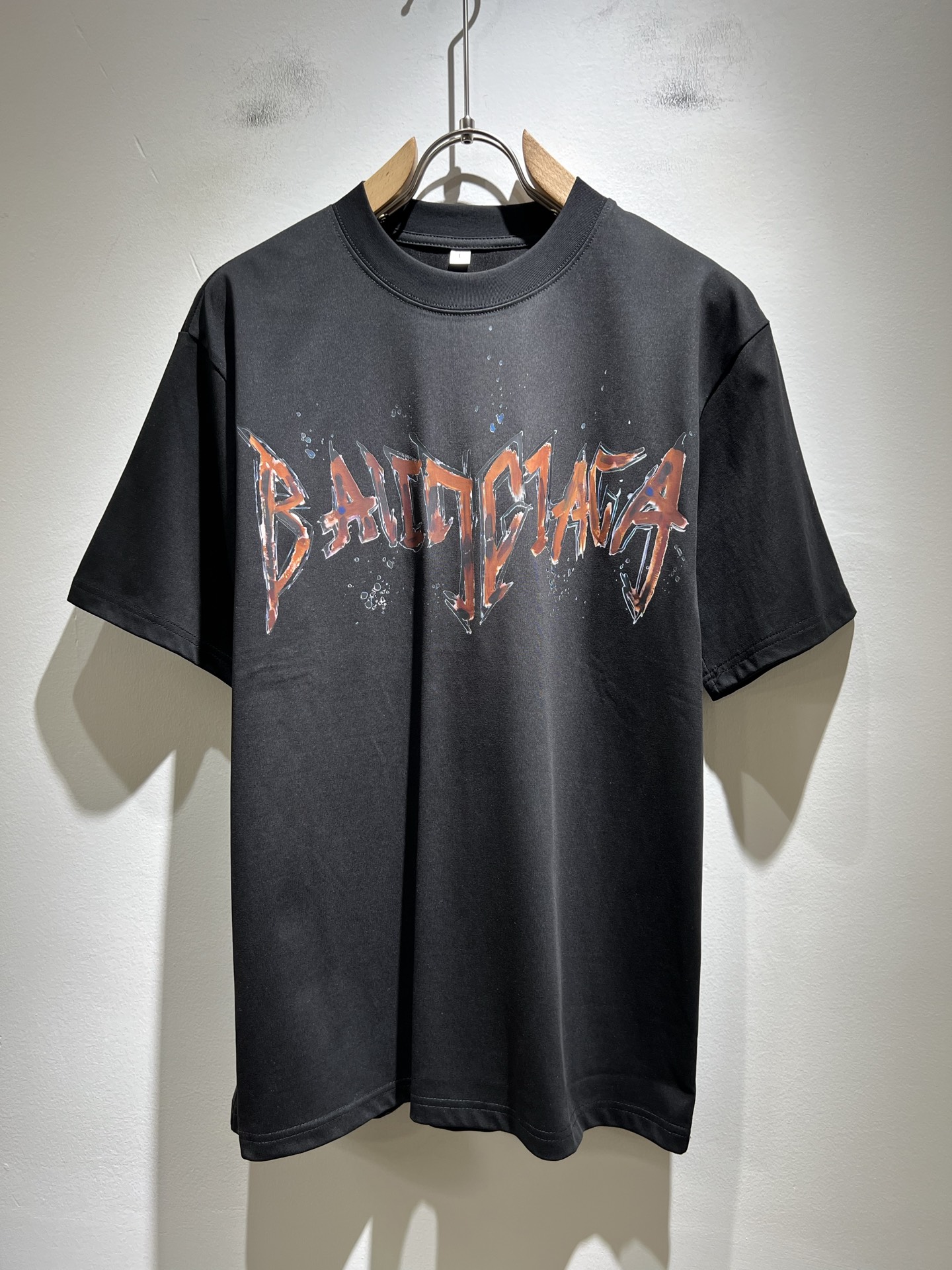 NO:425769,BALENCI*GA Paris* Home 2025 Spring and Summer New Men and Women's Same Short-Sleeve T-shirt!  Fashionable casual short-sleeved T-shirt with catwalk pattern prints!  Design logo glue pressing design!  The most designed and selected customer-supplied 260g pure cotton fabric, which feels soft and skin-friendly, is comfortable and breathable, and you can’t picky about the real thing!  Loose, small, shoulder-dead round neck cut, genderless couple mixed styles, opening up a new fashion charm!  Differentiate the market version of the high-end custom series!  Size M-4XL, balenciaga, T-shirt,tees, t-shirt,alexander wang19860909BALENCI*GA巴黎*家 2025春夏新款男女同款短袖T恤！走秀图案印花时尚休闲短袖T恤衫！设计logo压胶设计！极具设计精选客供260g纯棉面料,手感柔软亲肤,着身舒适透气性都无法挑剔,实物绝对会让你爱不释手！宽松小落肩的圆领版型裁剪,无性别主义的情侣混穿款式,打开全新的时装新韵味！区别市场版本高定系列！尺码M-4XL,,balenciaga,T-shirt,tees，t-shirt,alexander wang,Men's clothing