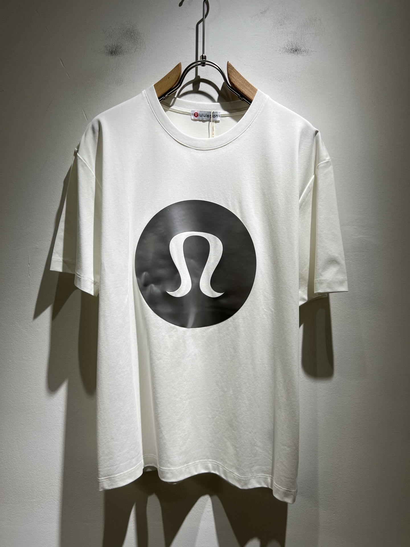 NO:428041,lululemon 2025 spring and summer new short-sleeved T-shirt for men and women, original Italian order channel, very personalized and high-end style, logo pattern glue pressing technology design!  Couple pure cotton short-sleeved T-shirt!  !  The latest fashion trends and popular products are here, and it is another simple and high-end fashion item. It is a fashion product with very high-end outfit charm. It is a must-have item for fashion trends!  Original Italian manufacturer channels, special-level orders, and released at the same time as Hong Kong, Macao and Taiwan buyers. This model is also the latest popular product of Luo Yiweijia this year and the most classic product. Its specifications and grades are beyond doubt!  !  The choice is very diverse, and it can be said that this model naturally has a fresh and natural feeling, showing the brand charm and high-end feeling. The texture of this model is very good, and the heavy weight and brilliant skin-friendliness that can be seen with hands are even better, and it is a complete enjoyment of wearing!  !  Size: M-3XL, loewe, T-shirt,tees, t-shirt,alexander wang19860909lululemon 露露乐蒙 2025春夏新款男女同款短袖T恤,意大利原厂订单渠道,极具个性高级风,标志logo图案压胶工艺设计！情侣款纯棉短袖T恤！！最新时尚潮流人气产物驾到,又是一款简约高级的时尚单品,穿搭魅力十分高级不俗的时尚产物 ,时尚潮流必备单品！意大利原厂渠道,特供级别订单,同步港澳台买手店发布,此款也是罗意威家今年的最新人气产物,也是最经典的产物,其规格跟档次更是毋庸置疑！！ 选择极具多样化,言而喻此款自然具备那种清新自然的感觉,彰显品牌魅力与高级感,此款的质感十分的到位,用手可以感知的重磅跟出彩亲肤程度更是上佳,十足的穿着享受！！尺码: M-3XL,,loewe,T-shirt,tees，t-shirt,alexander wang,Men's clothing