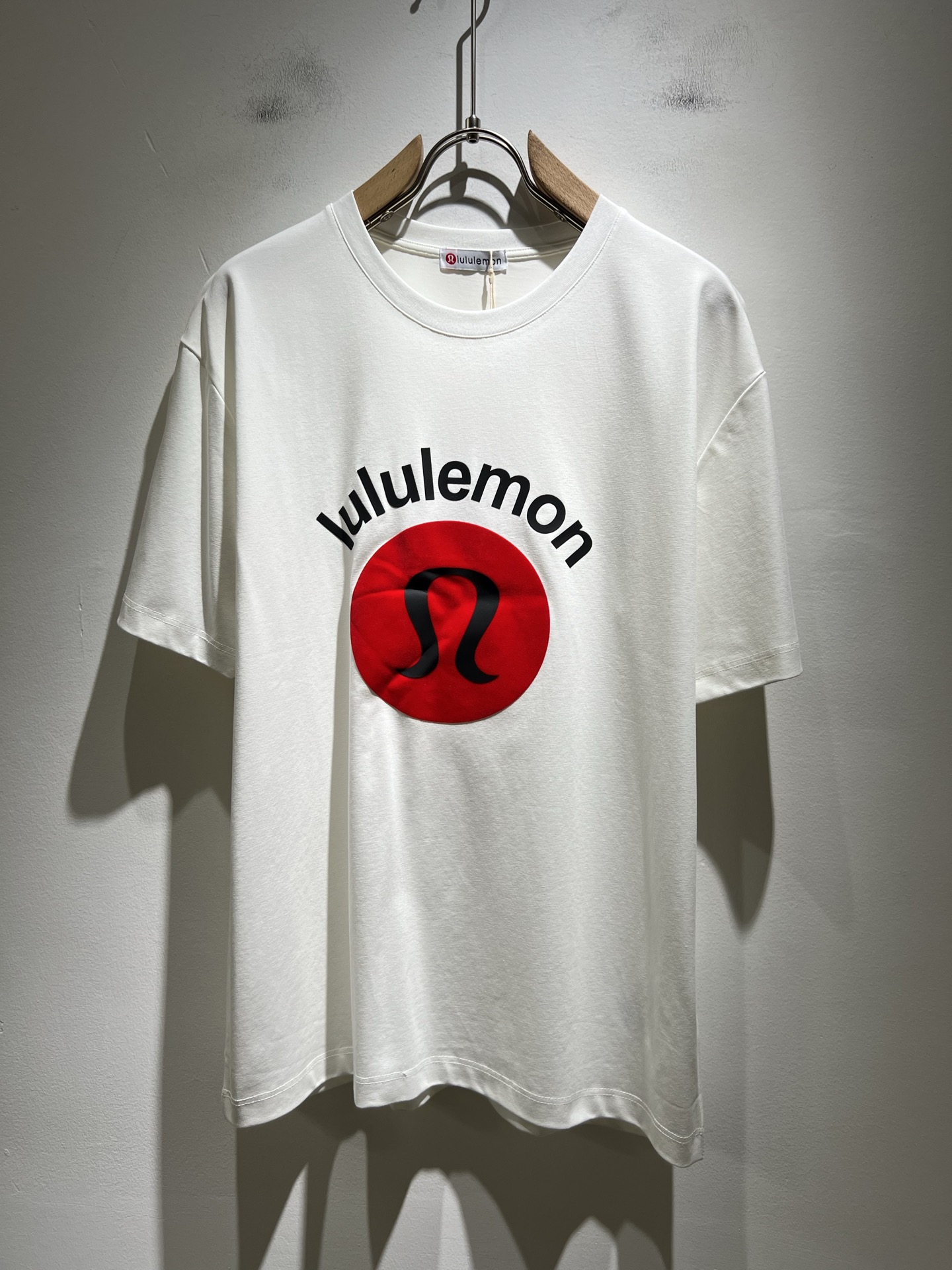 NO:425774,lululemon 2025 spring and summer new short-sleeved T-shirt for men and women, original Italian order channel, very personalized and high-end style, logo pattern velvet pressing technology design!  Couple pure cotton short-sleeved T-shirt!  !  The latest fashion trends and popular products are here, and it is another simple and high-end fashion item. It is a fashion product with very high-end outfit charm. It is a must-have item for fashion trends!  Original Italian manufacturer channels, special-level orders, and released at the same time as Hong Kong, Macao and Taiwan buyers. This model is also the latest popular product of Luo Yiweijia this year and the most classic product. Its specifications and grades are beyond doubt!  !  The choice is very diverse, and it can be said that this model naturally has a fresh and natural feeling, showing the brand charm and high-end feeling. The texture of this model is very good, and the heavy weight and brilliant skin-friendliness that can be seen with hands are even better, and it is a complete enjoyment of wearing!  !  Size: M-3XL, loewe, T-shirt,tees, t-shirt,alexander wang19860909lululemon 露露乐蒙 2025春夏新款男女同款短袖T恤,意大利原厂订单渠道,极具个性高级风,标志logo图案压绒工艺设计！情侣款纯棉短袖T恤！！最新时尚潮流人气产物驾到,又是一款简约高级的时尚单品,穿搭魅力十分高级不俗的时尚产物 ,时尚潮流必备单品！意大利原厂渠道,特供级别订单,同步港澳台买手店发布,此款也是罗意威家今年的最新人气产物,也是最经典的产物,其规格跟档次更是毋庸置疑！！ 选择极具多样化,言而喻此款自然具备那种清新自然的感觉,彰显品牌魅力与高级感,此款的质感十分的到位,用手可以感知的重磅跟出彩亲肤程度更是上佳,十足的穿着享受！！尺码: M-3XL,,loewe,T-shirt,tees，t-shirt,alexander wang,Men's clothing