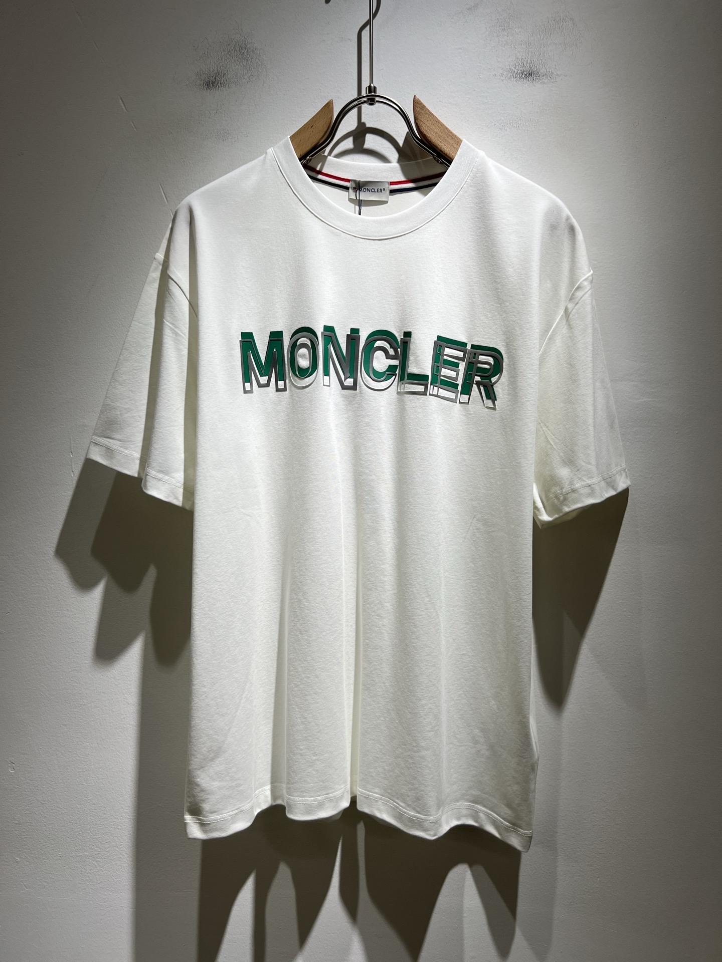 NO:425784,Moncler Mengjia 2025 Spring and Summer Latest Men and Women's Same Trade Order Short-sleeved T-shirt, Full Quality!  !  Internet celebrity style!  Use logo pattern to press glue design!  The upper body is comfortable and breathable, not stiff, and the overall three-dimensional feeling is rich. Quality export orders, customized exclusive pure cotton fabric tailoring to meet the simple needs of commuters for dressing. The upper body is very effective, slim and not picky about the figure. The fabric workmanship... Improper, only good craftsmanship can make you feel good and tasteful. A must-have item for everyone!  Size M-3XL, T-shirt,tees,t-shirt,alexander wang19860909Moncler蒙家 2025春夏最新男女同款贸易订单短袖T恤,全品相！！网红款！采用logo图案压胶设计！上身舒适透气,不僵硬,整体有着丰富的立体感,品质出口订单,定制专属纯棉面料剪裁,满足通勤人们对于着装的简约需求,上身效果很好,显瘦,不挑剔身材.面料做工....无可挑剔,好工艺好面料才能穿出好品味一款,人手必备单品！尺码M-3XL,,T-shirt,tees，t-shirt,alexander wang,Men's clothing