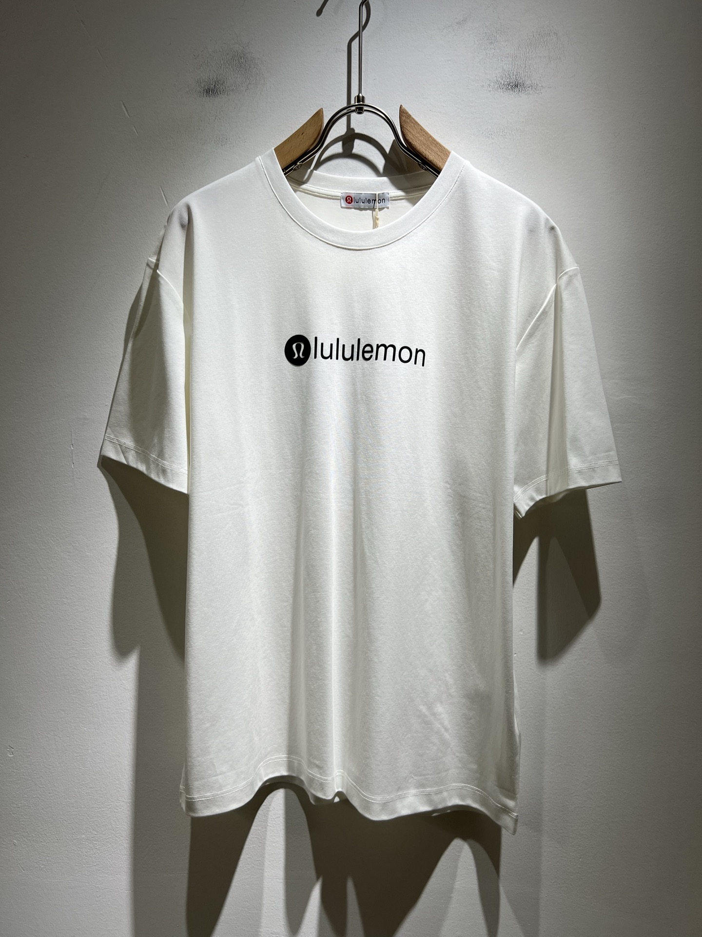 NO:425763,lululemon 2025 spring and summer new short-sleeved T-shirt for men and women, original Italian order channel, very personalized and high-end style, logo pattern glue pressing technology design!  Couple pure cotton short-sleeved T-shirt!  !  The latest fashion trends and popular products are here, and it is another simple and high-end fashion item. It is a fashion product with very high-end outfit charm. It is a must-have item for fashion trends!  Original Italian manufacturer channels, special-level orders, and released at the same time as Hong Kong, Macao and Taiwan buyers. This model is also the latest popular product of Luo Yiweijia this year and the most classic product. Its specifications and grades are beyond doubt!  !  The choice is very diverse, and it can be said that this model naturally has a fresh and natural feeling, showing the brand charm and high-end feeling. The texture of this model is very good, and the heavy weight and brilliant skin-friendliness that can be seen with hands are even better, and it is a complete enjoyment of wearing!  !  Size: M-3XL, loewe, T-shirt,tees, t-shirt,alexander wang19860909lululemon 露露乐蒙 2025春夏新款男女同款短袖T恤,意大利原厂订单渠道,极具个性高级风,标志logo图案压胶工艺设计！情侣款纯棉短袖T恤！！最新时尚潮流人气产物驾到,又是一款简约高级的时尚单品,穿搭魅力十分高级不俗的时尚产物 ,时尚潮流必备单品！意大利原厂渠道,特供级别订单,同步港澳台买手店发布,此款也是罗意威家今年的最新人气产物,也是最经典的产物,其规格跟档次更是毋庸置疑！！ 选择极具多样化,言而喻此款自然具备那种清新自然的感觉,彰显品牌魅力与高级感,此款的质感十分的到位,用手可以感知的重磅跟出彩亲肤程度更是上佳,十足的穿着享受！！尺码: M-3XL,,loewe,T-shirt,tees，t-shirt,alexander wang,Men's clothing