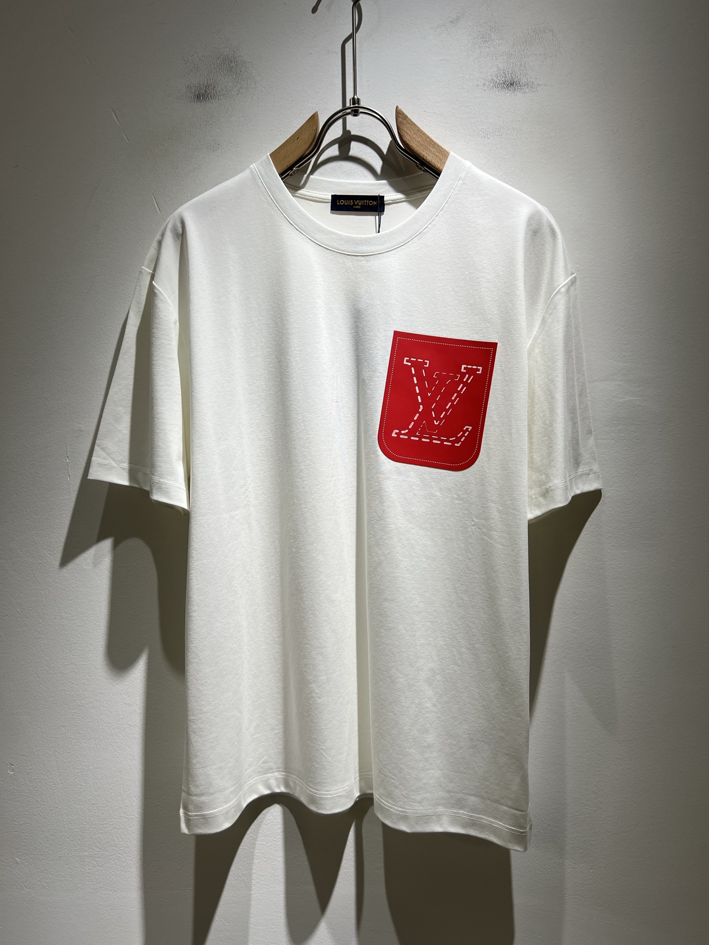 NO:425751,LouisVuitt*Louis*Deng The new series of products in 2025 spring and summer are launched, a very fashionable and avant-garde short-sleeved T-shirt for men and women, with logo pattern glue-touching!  Different from the past, it declares the design concept that has been passed down for many years in the brand!  Its eye-catchingness is no less than any classic style, perfectly presenting the fashionable, high-end and luxurious feeling in front of the world!  Made of imported 280 grams of cotton, selected high-quality pure cotton fabrics, soft and soft to the touch, the real thing is definitely beyond your imagination, close to the body and breathable, even if you sweat profusely, you will not feel greasy or stuffy, and will bring sweating and moisture absorption to the extreme!  Size M-3XL, louis vuitton,louis vuitton,t-shirt,tees,t-shirt,alexander wang19860909LouisVuitt*路易*登 2025春夏全新系列单品上线,非常时髦前卫的一款男女同款短袖T恤,标识logo图案压胶修饰！区别于以往的不同,宣示品牌传承多年的设计理念！其吸睛度完全不亚于任何经典款式,将时髦高级感与奢华感完美呈现在世人眼前！客供进口280克全棉材质制成,精选优质纯棉面料,触感软糯亲肤细腻,实物到手绝对超乎你的想象,贴身无比舒适透气,即便是汗流浃背也不会有腻身及闷热感可言,将排汗吸湿性发挥到了极致！尺码M-3XL,,louis vuitton,louis vuitton,T-shirt,tees，t-shirt,alexander wang,Men's clothing