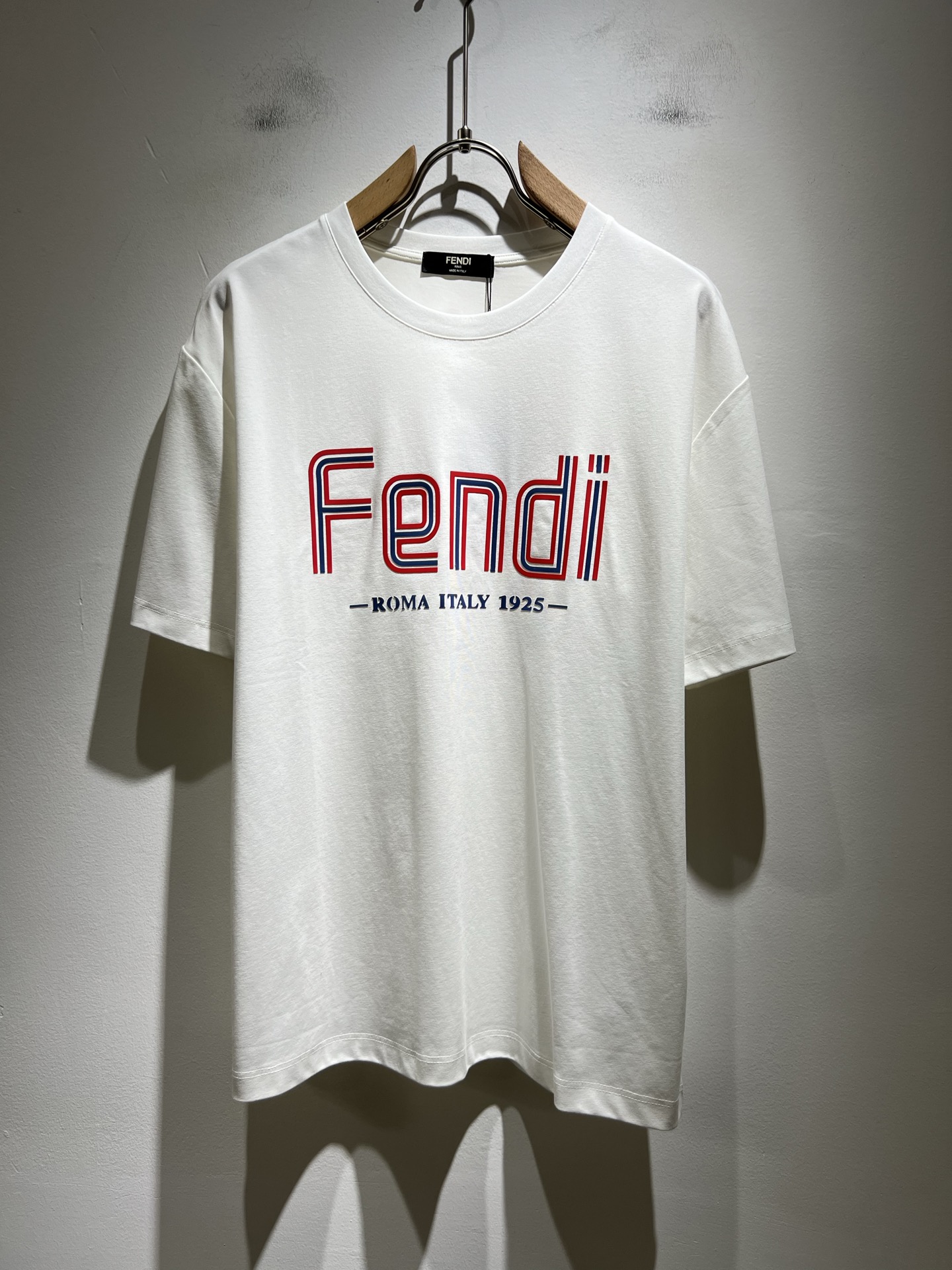 NO:425745,FEN*I FEN*Di's new spring and summer 2025 FD family FF men and women short-sleeved T-shirt, versatile and minimalist short-sleeved shirts for men and women. Original Italian orders, popular FD family items, simple and pure colors. The FD family's enduring iconic products, high-quality products with full representation and full specifications, and high-quality products that all FD fans are worth buying!  Pure Yidian channel orders, high-end and popular products from the FD family, very popular items at the moment, and iconic letter logo pattern glue-on modification!  High-end goods worth keeping and giving away to others!  It is trendy and beautiful, with a full sense of trendy atmosphere, and has a very high level and specifications. It uses a very classic black and white color combination, giving people a strong visual impact and has a very high recognition. It is top-quality exclusive pure cotton fabric, created with a soft, delicate and comfortable touch, and has a very high-end and classy appearance!  Perfectly interprets the charm of the brand and leaves a deep impression. It is more fashionable and charming. It has simple, elegant and fashionable upper body, and is even more stressful for outfits!  The inner wear alone is very delicious and beautiful scenery that cannot be ignored!  Size M-3XL, fendi,dior,T-shirt,tees,t-shirt,alexander wang19860909FEN*I 芬*迪2025春夏新款FD家族FF男女同款短袖T恤,男女同款百搭极简短袖.意大利原厂订单,FD家族人气单品,简约纯色系打造.FD家族经久不衰的标志性臻品,代表性十足,规格感十足的精品,所有FD粉丝都值得抢购的精品！纯正意代渠道订单,FD家族的高奢人气爆款产物,当下十分火爆的单品,标志性字母logo图案压胶修饰！值得自留和送人的高端货！新潮又好看,潮流气息感十足,档次规格感极高,并且采用十分经典的的黑白双色搭配,给人的视觉冲击感相当强烈,有着极高的辨识度,顶级专属纯棉面料,打造,触感柔软细腻舒适,品相相当高级有档次！完美诠释品牌魅力,给人留下深刻印象.更具时尚与韵味,上身简约大方时尚,对于穿搭更是毫无压力！单穿内搭都极有味道,不可忽视的靓丽风景线！ 尺码M-3XL,,fendi,dior,T-shirt,tees，t-shirt,alexander wang,Men's clothing