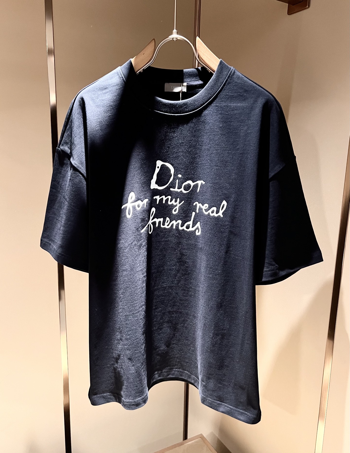 NO:425714,Dio*r Dio 2025 spring and summer new casual suits for men and women are available in the same style. The trading company has a wide range of channels and is released on the official website at the same time. The most anticipated high-quality products of the male and female goddess are coming, making you feel what it means to be truly high luxury and connotation! This suit is made of D's special pure cotton fabric, full of brand style!  The surface is neat and smooth and shiny, and the texture is obvious through the screen. It is the most enjoyable wearing experience! It perfectly enhances the overall luxury and class, and can get a high-end luxury atmosphere at a glance! Basic regular style cutting, versatile and simple upper body, and is easy to deal with various occasions and environments. It is undoubtedly a must-have item for daily commuting! Size M~2XL,,dior,dior,alexander wang19860909Dio*r迪*奥2025春夏新品男女同款休闲套装,贸易公司渠道稀出,同步官网发售,男神女神最为期待的精品狠货重磅来袭,让你感受到什么叫真正的高奢有内涵!此款套装选用D家专用纯棉面料制成,满满的品牌风格！表面整洁光滑且富有光泽,质感透过屏幕都显而易 见,你最为享受的穿着体验! 完美提升了整体的奢华档次感,一眼就能Get到的高端奢华气息!基础常规版型裁剪,上身百搭简约不挑人,轻松应对各种场合与环境,属于日常通勤必备的臻品无疑!尺码M～2XL,,dior,dior,alexander wang,Men's clothing