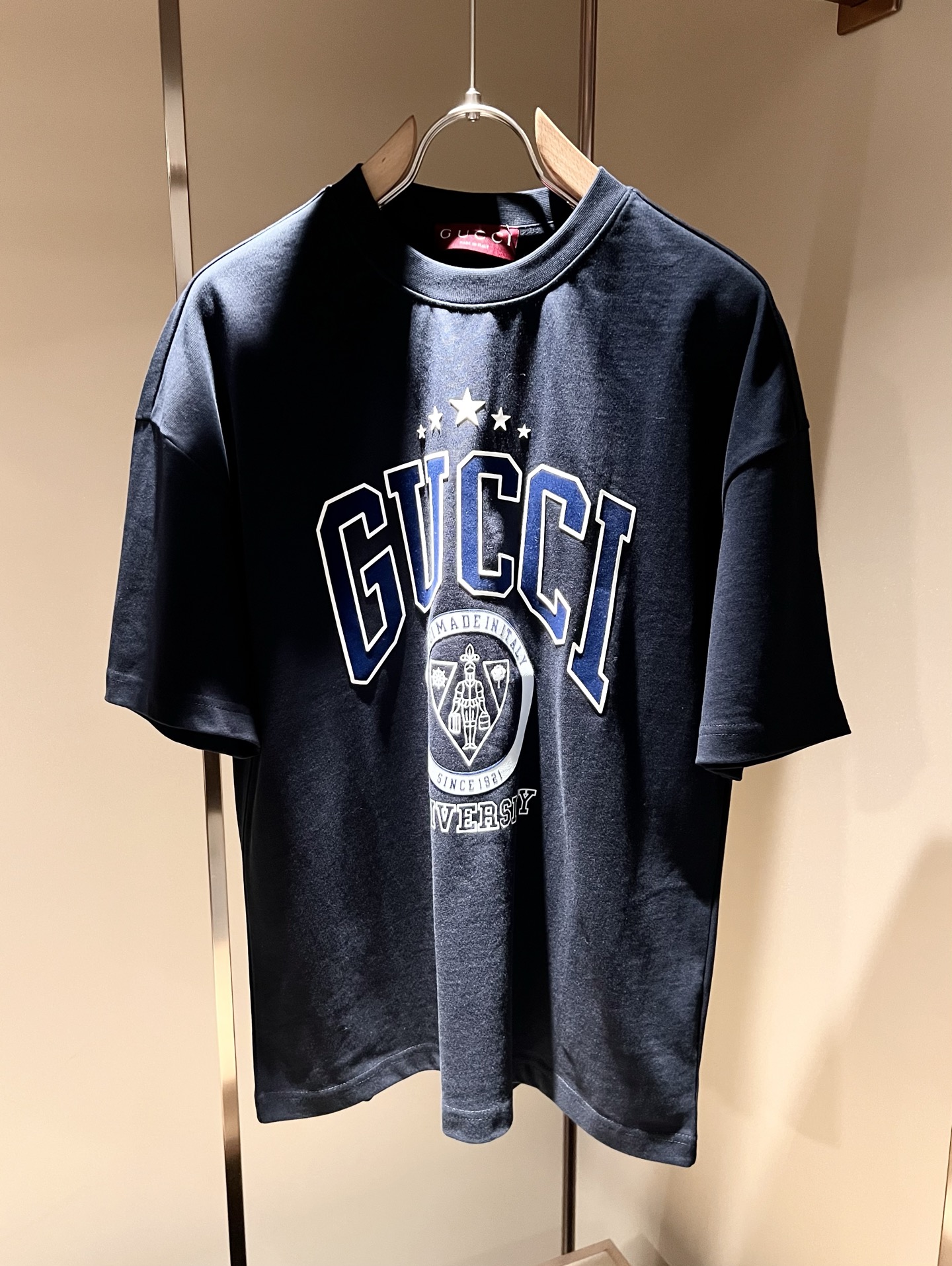 NO:427956,Gucc* Gujia 2025 Spring and Summer Series Basic Round Neck Set Casual Set, Men and Women Couples Casual Loose Cotton Round Neck Short-sleeved T-shirt!  Trading companies have sparse channels and are released on the official website at the same time!  The latest series of spring and summer 2025, classic fashion design elements, injecting full vitality into the new series. This T-shirt is carefully selected for customers to use imported cotton fabrics. The fabric feels skin-friendly and soft and delicate, and the body logo is glued!  It has an extremely comfortable and breathable wearing experience. The whole item is very eye-catching and fashionable, and is deeply loved by young people today!  The loose round neck cut is a neutral style regardless of age and gender, suitable for matching all the styles and looks you need in your daily life!  It is recommended to wear couple outfits to go out on the street to make it more pleasing to the eye!  Size M-2XL, gucci, gucci, T-shirt, tees, t-shirt, alexander wang19860909Gucc*古家 2025春夏系列基础圆领套休闲套装,男女同情侣款休闲宽松棉质圆领短袖T恤衫！贸易公司渠道稀出,同步官网发售 ！ 2025春夏最新系列,经典时尚设计元素,为全新系列注入满满活力,这款T恤衫用心甄选客供进口棉面料制成,面料手感亲肤柔软细腻,衣身logo压胶设计！拥有着无比舒适透气性的穿着体验,整件单品极具吸睛度与时尚感,深受当下年轻人的喜爱！基础宽松的圆领版型裁剪,不分年龄与性别的中性款式,适合搭配你日常所需的所有风格与造型！建议搭配情侣装出街会更为养眼出色！尺码M-2XL,,gucci,gucci,T-shirt,tees，t-shirt,alexander wang,Men's clothing