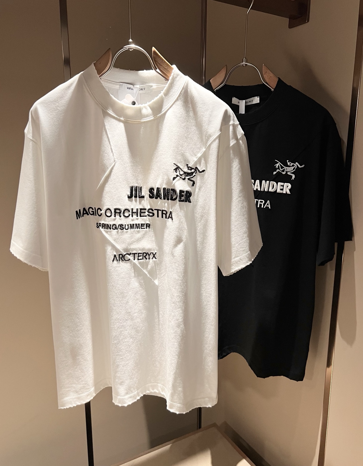 NO:425722,JIL SANDER Co-branded ARCTER*X Original Archaeological Bird 2025 Spring and Summer New Men and Women's Same Short-sleeved T-shirt Outdoor Brands Perhaps the first thing that comes to mind is Canadian Goose and Archaeological Bird. It gives people a feeling of trying out the label!  In addition to being quite accomplished in style design, the most obvious or most expert should be to have deeper and unique insights and attainments in fabrics. Through continuous structural research and problem-solving, and characterized by unique research on fabrics, these alone are enough to support it to become the first new logo brand image in the clothing manufacturing industry. This model uses air cotton material!  The fabric after the seiko blending feels smooth and soft, and it has both natural beauty and comfort. The large body style is cut cleanly and cleanly, and the fabric shows a different hazy structural beauty. It is made of exclusive mold customization. The fabric and its technology test the workers, can be smooth and smooth without wrinkles!  Logo logo pattern embroidery craft design!  It really tests the handmade work of every master!  It makes the whole clean and neat, without leaving any thread. Now men who pursue life are more refined in life!  Size S-L, jil sanderarc'teryx, T-shirt,tees, t-shirt,alexander wang19860909JIL SANDER 联名 ARCTER*X始*祖鸟 2025春夏新款男女同款短袖T恤户外品牌可能大家第一想到的就是加拿大鹅、始祖鸟.给人一种标签试的感觉！除了在款式设计上颇有造诣之外,最明显或者说最为拿手的,应该就是在面料上的拥有更深独特见解跟造诣了.通过不断地结构研究和问题处理,在以面料独特研究为特征,仅凭这些就已经足以支撑其成为服装制造行业中,首屈可数的新标志品牌形象.此款采用的空气棉材质！通过精工混纺之后的面料,手感细滑柔软,同时兼具自然美感跟舒适度.大身上版型裁剪简洁干净,面料上显现出了不一样朦胧的结构性美感来.独家开模定制而成,面料及其考验工人的技术,能做到平整服帖又不起皱！标志logo图案刺绣工艺设计！真的是很考验每位师傅的手工制作！使得整体干净利索,不留一丝线头.现在对于生活有所追求的男性也在生活中更为精致！尺码S-L,,jil sanderarc'teryx,T-shirt,tees，t-shirt,alexander wang,Men's clothing