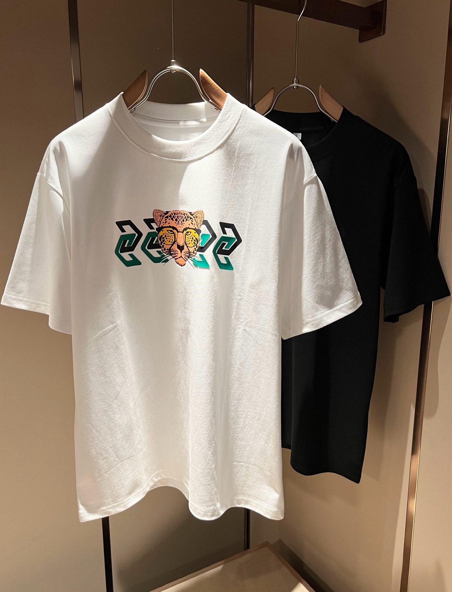 NO:425703,Gucc* Gujia 2025 spring and summer new style for men and women couples casual loose cotton round neck short-sleeved T-shirt!  Trading companies have sparse channels and are released on the official website at the same time!  The latest series of spring and summer 2025, classic fashion design elements, injecting full vitality into the new series. This T-shirt is carefully selected for imported cotton fabrics. The fabric feels skin-friendly and soft and delicate, and the panoramic logo of the body is pressed and pressed and ironed diamond design!  It has an extremely comfortable and breathable wearing experience. The whole item is very eye-catching and fashionable, and is deeply loved by young people today!  The loose round neck cut is a neutral style regardless of age and gender, suitable for matching all the styles and looks you need in your daily life!  It is recommended to wear couple outfits to go out on the street to make it more pleasing to the eye!  Size M-4XL, gucci, gucci, T-shirt, tees, t-shirt, alexander wang19860909Gucc*古家 2025春夏新款男女同情侣款休闲宽松棉质圆领短袖T恤衫！贸易公司渠道稀出,同步官网发售 ！ 2025春夏最新系列,经典时尚设计元素,为全新系列注入满满活力,这款T恤衫用心甄选客供进口棉面料制成,面料手感亲肤柔软细腻,衣身全景logo压胶烫钻设计！拥有着无比舒适透气性的穿着体验,整件单品极具吸睛度与时尚感,深受当下年轻人的喜爱！基础宽松的圆领版型裁剪,不分年龄与性别的中性款式,适合搭配你日常所需的所有风格与造型！建议搭配情侣装出街会更为养眼出色！尺码M-4XL,,gucci,gucci,T-shirt,tees，t-shirt,alexander wang,Men's clothing