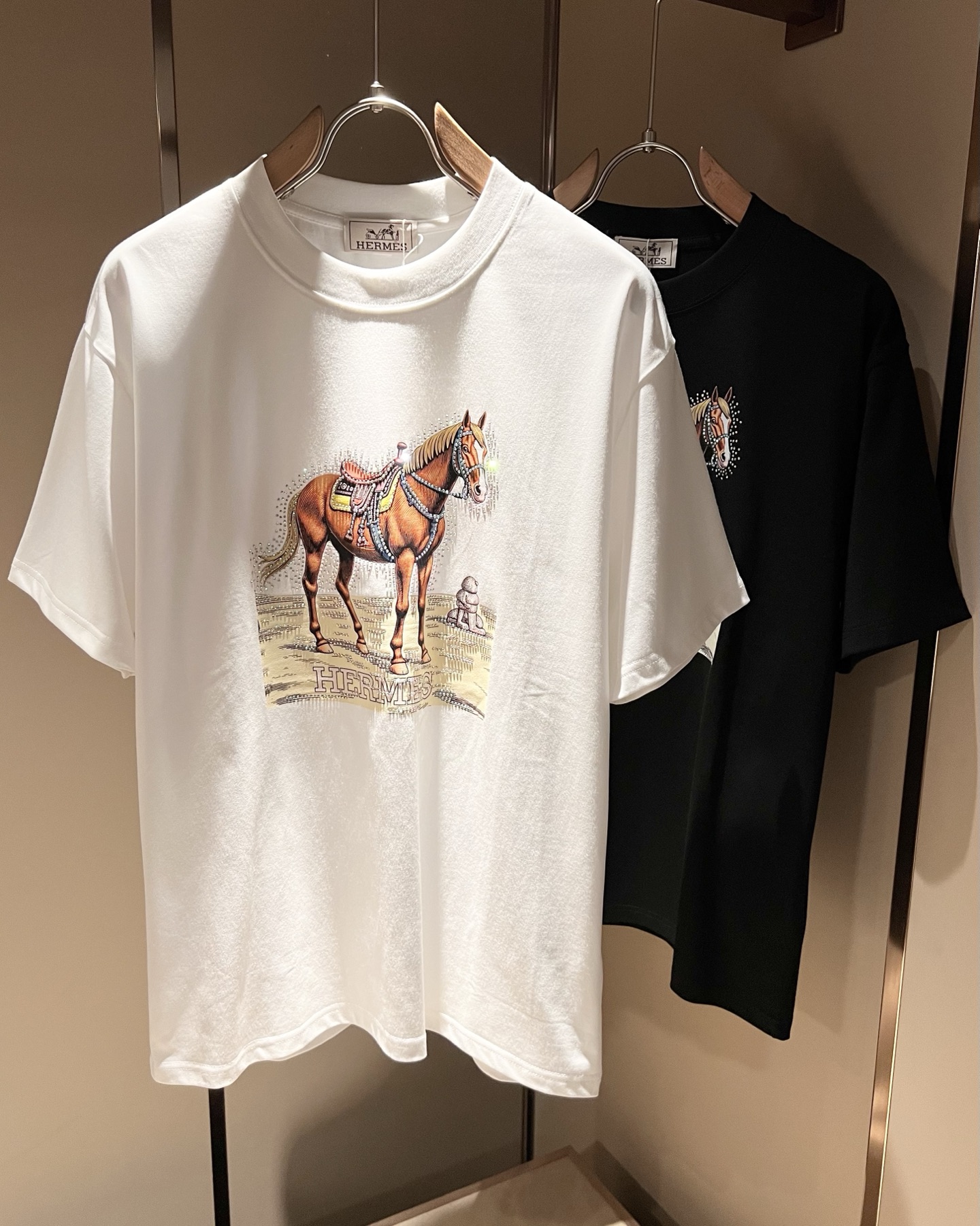 NO:425728,Her*mes 2025 spring and summer new short-sleeved T-shirt for men and women, a brand new upgraded versatile basic style, low-key and luxurious, and a choice of character!  Select high-quality and selected pure cotton fabrics!  Created, enjoy a relaxed and comfortable wearing experience, with super vertical performance, the iconic logo is highly artistic and has a design of the iconic logo with a meticulous craftsmanship and high recognition, showing the new brand micro-label culture!  Classic perfect layout design, precise and in place for cutting. Simple and atmospheric style, and can show fashionable charm in daily leisure life. Size M-4XL, T-shirt,tees, t-shirt,alexander wang19860909Her*mes爱*仕2025春夏新款男女同款短袖T恤,全新升级百搭基础款,低调奢华,品格之选！甄选优质精选纯棉面料！打造而成,享受轻松自在的穿着体验,有着超强的垂直性能 艺术感极强标志性logo压胶烫钻工艺设计,工艺细致,辨识度极高,展现全新品牌微标文化！经典完美版型设计,在裁剪上精准到位.简约大气风格,又能在日常休闲生活中展现时尚魅力.尺码M-4XL,,T-shirt,tees，t-shirt,alexander wang,Men's clothing