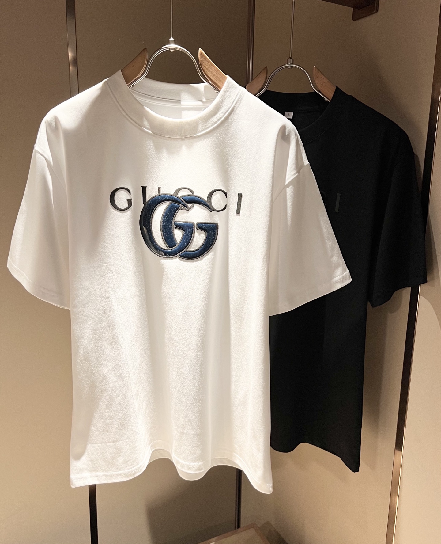 NO:425711,Gucc* Gujia 2025 spring and summer new style for men and women couples casual loose cotton round neck short-sleeved T-shirt!  Trading companies have sparse channels and are released on the official website at the same time!  The latest series of spring and summer 2025, classic fashion design elements, injecting full vitality into the new series. This T-shirt is carefully selected for imported cotton fabrics. The fabric feels skin-friendly and soft and delicate, and the panoramic logo of the body is pressed and pressed and ironed diamond design!  It has an extremely comfortable and breathable wearing experience. The whole item is very eye-catching and fashionable, and is deeply loved by young people today!  The loose round neck cut is a neutral style regardless of age and gender, suitable for matching all the styles and looks you need in your daily life!  It is recommended to wear couple outfits to go out on the street to make it more pleasing to the eye!  Size M-4XL, gucci, gucci, T-shirt, tees, t-shirt, alexander wang19860909Gucc*古家 2025春夏新款男女同情侣款休闲宽松棉质圆领短袖T恤衫！贸易公司渠道稀出,同步官网发售 ！ 2025春夏最新系列,经典时尚设计元素,为全新系列注入满满活力,这款T恤衫用心甄选客供进口棉面料制成,面料手感亲肤柔软细腻,衣身全景logo压胶烫钻设计！拥有着无比舒适透气性的穿着体验,整件单品极具吸睛度与时尚感,深受当下年轻人的喜爱！基础宽松的圆领版型裁剪,不分年龄与性别的中性款式,适合搭配你日常所需的所有风格与造型！建议搭配情侣装出街会更为养眼出色！尺码M-4XL,,gucci,gucci,T-shirt,tees，t-shirt,alexander wang,Men's clothing