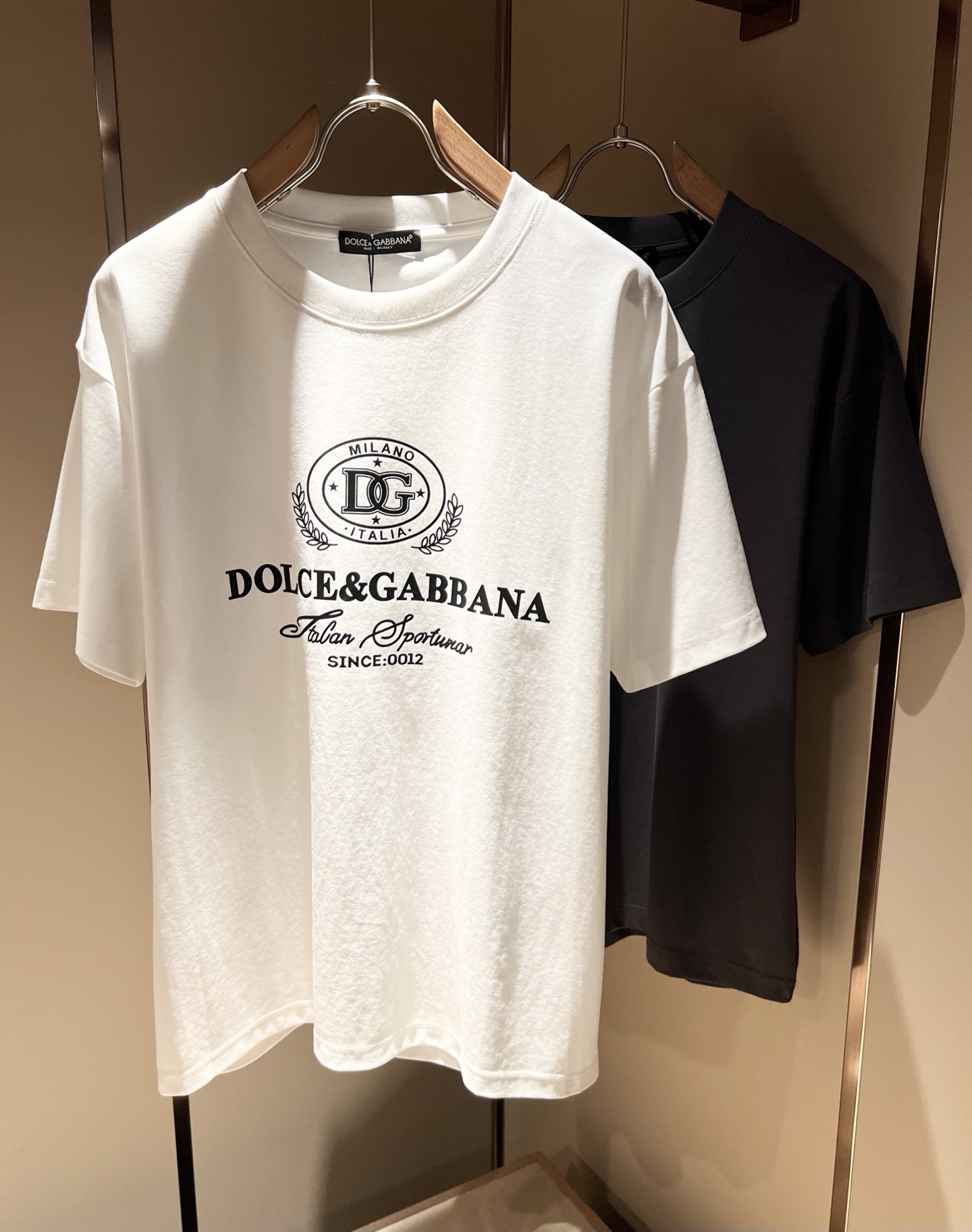 NO:425717,Dolce&Gabba*a 2025 spring and summer new short-sleeved T-shirt for men and women, and the counter is available at the same time!  Customized exclusive pure cotton fabric, with letter logo pattern printing technology design on the chest!  Simple and generous, calm and versatile, extremely high-end, perfectly integrated with fashion and style, a top fashionable style that perfectly suits the outside wear!  The overall feeling is natural!  The ultimate classic versatile short-sleeved T-shirt uses the latest three-dimensional logo printing elements to highlight the texture!  The ultimate perfection of heavy industry!  Fans who pursue high quality are please buy them by themselves, and all fans who know the goods are invited to appreciate this model together!  !  Size M-3XL, Dolce & Gabbana, Dolce & Gabbana, T-shirt,tees, t-shirt,alexander wang19860909Dolce&Gabba*a 杜嘉*纳2025春夏新款男女同款短袖T恤,专柜同步发售！定制专属纯棉面料,胸前字母logo图案印花工艺设计！简约大方,从容百搭,档次极高,完美融入时尚还有风情感一款完美符合外穿的顶尖时髦气质款！整体给人浑然天成的感觉！极致经典的百搭型短袖T恤,采用最新的立体logo印花元素凸显质感！极致的重工极致的完美！追求高品质的粉丝们请自行抢购,诚邀所有识货的粉丝一同鉴赏此款！！尺码M-3XL,,Dolce&Gabbana,Dolce&Gabbana,T-shirt,tees，t-shirt,alexander wang,Men's clothing