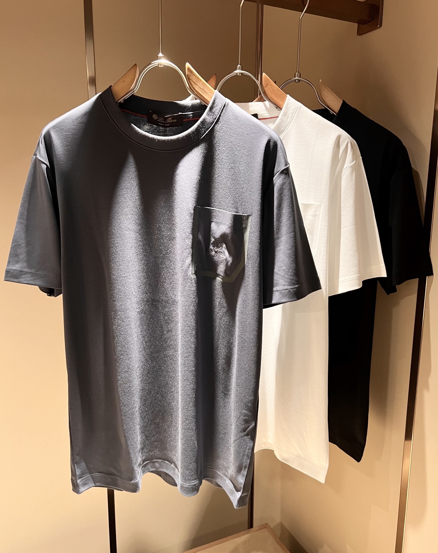 NO:425733,Loro Piana Nuoyou Pianya The latest trade order short-sleeved T-shirt for men in spring and summer 2025, full quality!  !  The upper body is comfortable and breathable, not stiff, and the overall body has a rich three-dimensional feeling, quality export orders, and chest logo pattern embroidery design!  Customized exclusive pure cotton fabric tailoring to meet the simple needs of commuters for dressing. The upper body is very effective, it looks slim and does not picky about the figure. The fabric workmanship is impeccable. Only good craftsmanship and good fabrics can make you feel good. It is a must-have item for everyone!  Size M-3XL, loro piana, T-shirt,tees, t-shirt,alexander wang19860909Loro Piana诺悠翩雅 2025春夏男士最新的贸易订单短袖T恤,全品相！！上身舒适透气,不僵硬,整体有着丰富的立体感,品质出口订单,胸前logo图案刺绣设计！定制专属纯棉面料剪裁,满足通勤人们对于着装的简约需求,上身效果很好,显瘦,不挑剔身材.面料做工....无可挑剔,好工艺好面料才能穿出好品味一款,人手必备单品！尺码M-3XL,,loro piana,T-shirt,tees，t-shirt,alexander wang,Men's clothing
