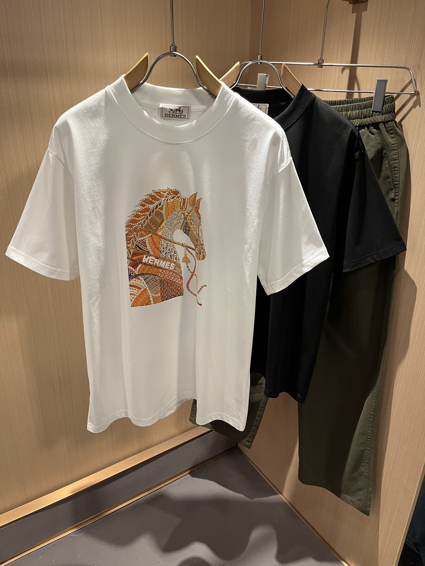 NO:776877,Her*mes 2026 spring and summer new short-sleeved T-shirt for men and women, a newly upgraded and versatile basic style, low-key luxury, and the choice of quality!  Select high-quality selected pure cotton fabrics!  It is made to enjoy a relaxed and comfortable wearing experience and has super vertical performance. It has a strong artistic sense and the iconic logo is glued and hot-drilled. The craftsmanship is meticulous and highly recognizable, showing a new brand micro-label culture!  Classic and perfect design, precise cutting. Simple and elegant style, but also able to show fashionable charm in daily casual life. Sizes M-4XL, T-shirt, tees, t-shirt,19860909Her*mes爱*仕2026春夏新款男女同款短袖T恤,全新升级百搭基础款,低调奢华,品格之选！甄选优质精选纯棉面料！打造而成,享受轻松自在的穿着体验,有着超强的垂直性能 艺术感极强标志性logo压胶烫钻工艺设计,工艺细致,辨识度极高,展现全新品牌微标文化！经典完美版型设计,在裁剪上精准到位.简约大气风格,又能在日常休闲生活中展现时尚魅力.尺码M-4XL,,T-shirt,tees，t-shirt,,Men's clothing