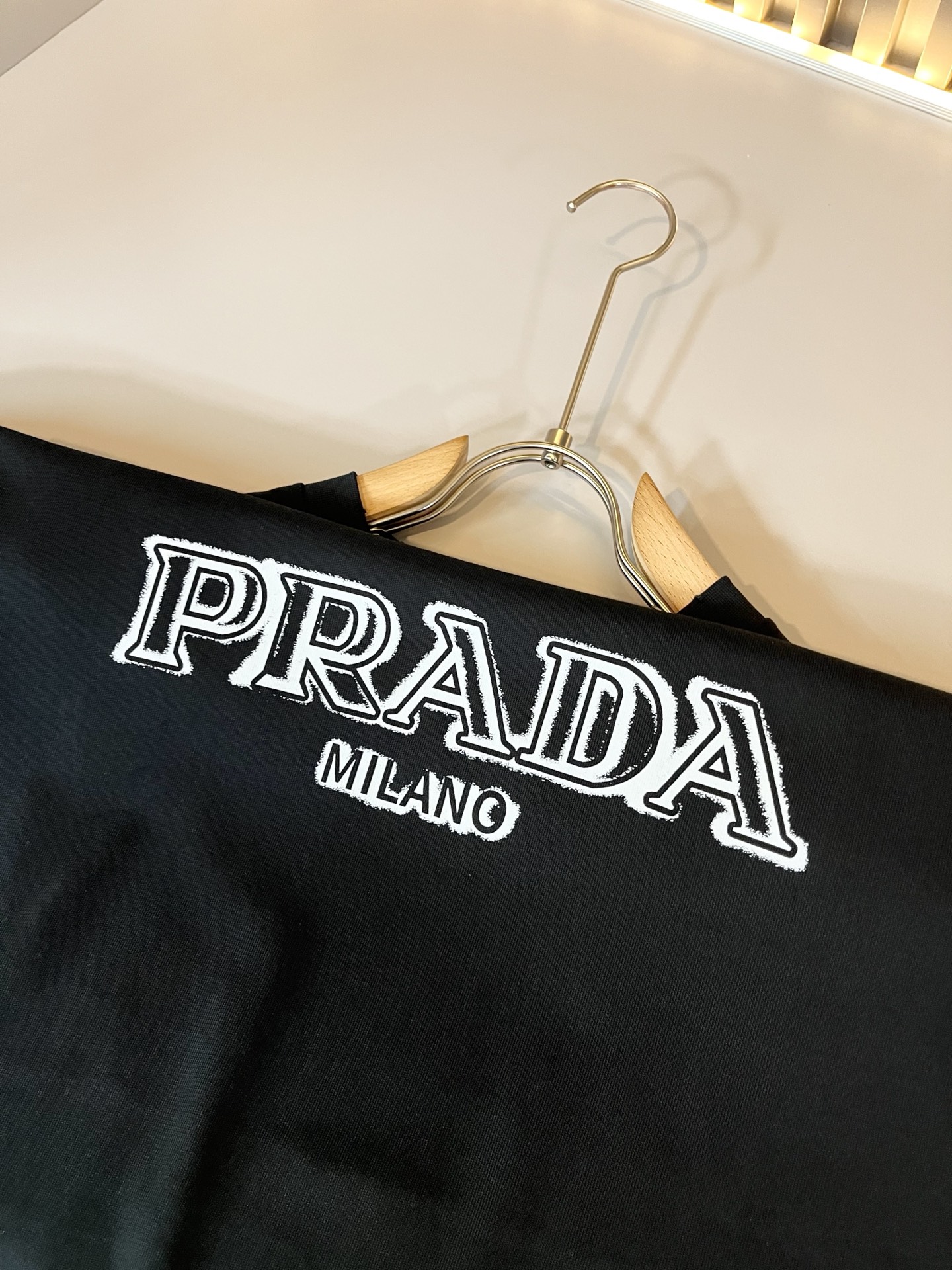    PRAD*A普*达2025春夏新款男女同款👫短袖T恤，最新款全网独家首上！！~既经典有时尚百搭，谁