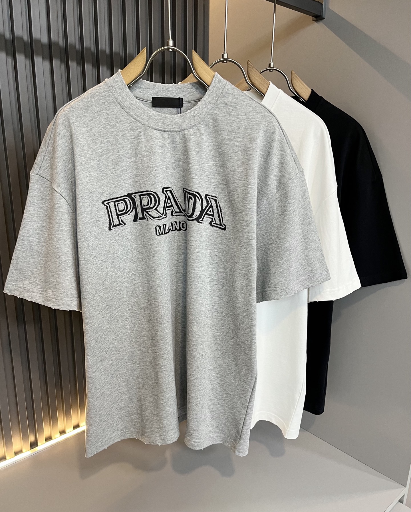    PRAD*A普*达2025春夏新款男女同款👫短袖T恤，最新款全网独家首上！！~既经典有时尚百搭，谁