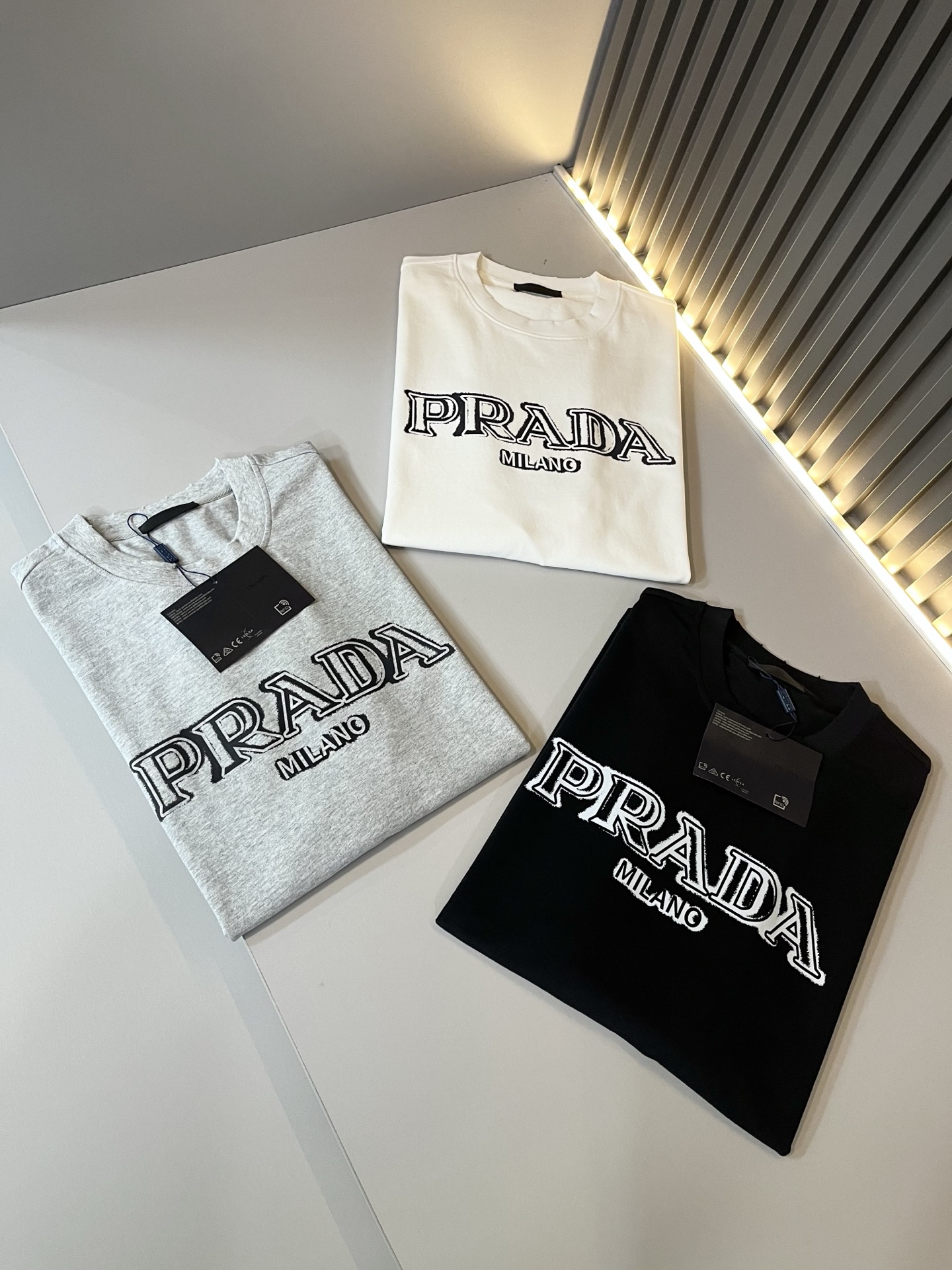   PRAD*A普*达2025春夏新款男女同款👫短袖T恤，最新款全网独家首上！！~既经典有时尚百搭，谁