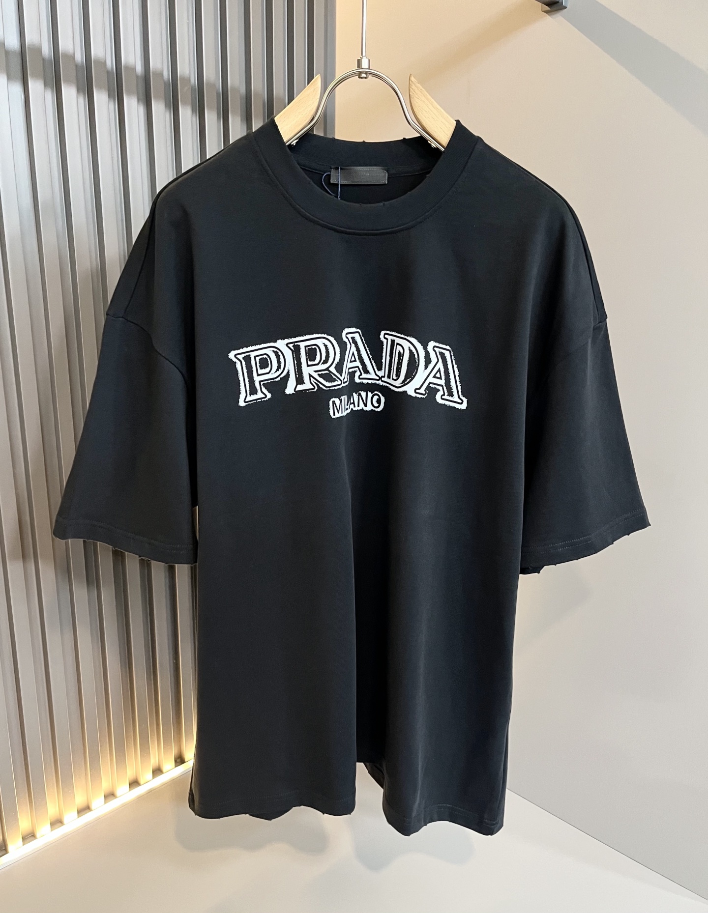    PRAD*A普*达2025春夏新款男女同款👫短袖T恤，最新款全网独家首上！！~既经典有时尚百搭，谁