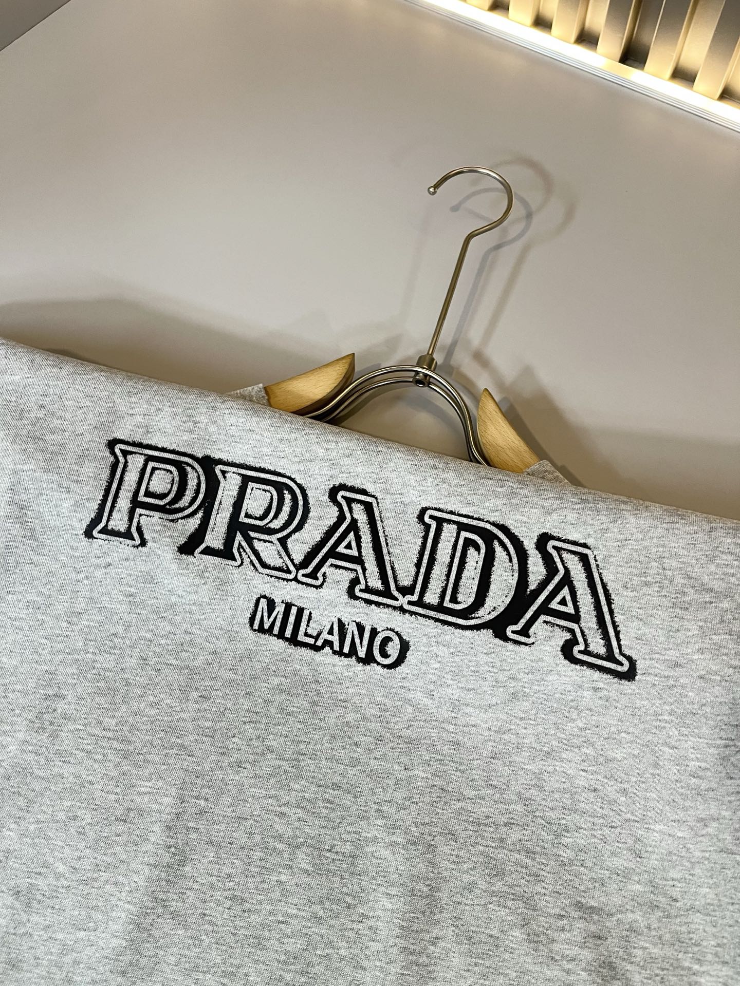    PRAD*A普*达2025春夏新款男女同款👫短袖T恤，最新款全网独家首上！！~既经典有时尚百搭，谁