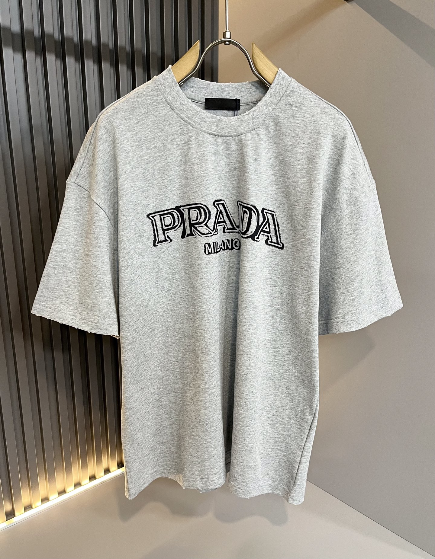    PRAD*A普*达2025春夏新款男女同款👫短袖T恤，最新款全网独家首上！！~既经典有时尚百搭，谁