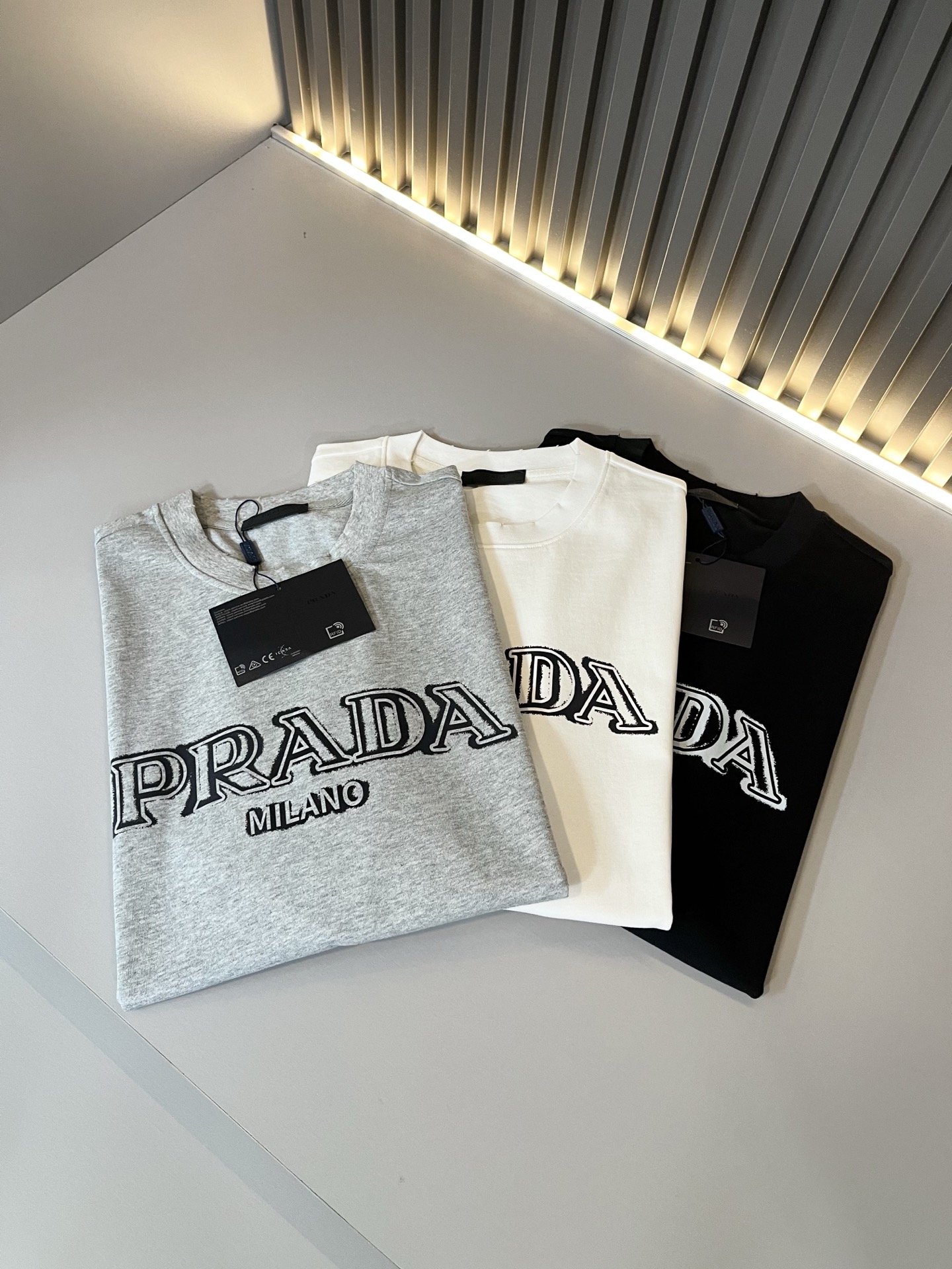    PRAD*A普*达2025春夏新款男女同款👫短袖T恤，最新款全网独家首上！！~既经典有时尚百搭，谁