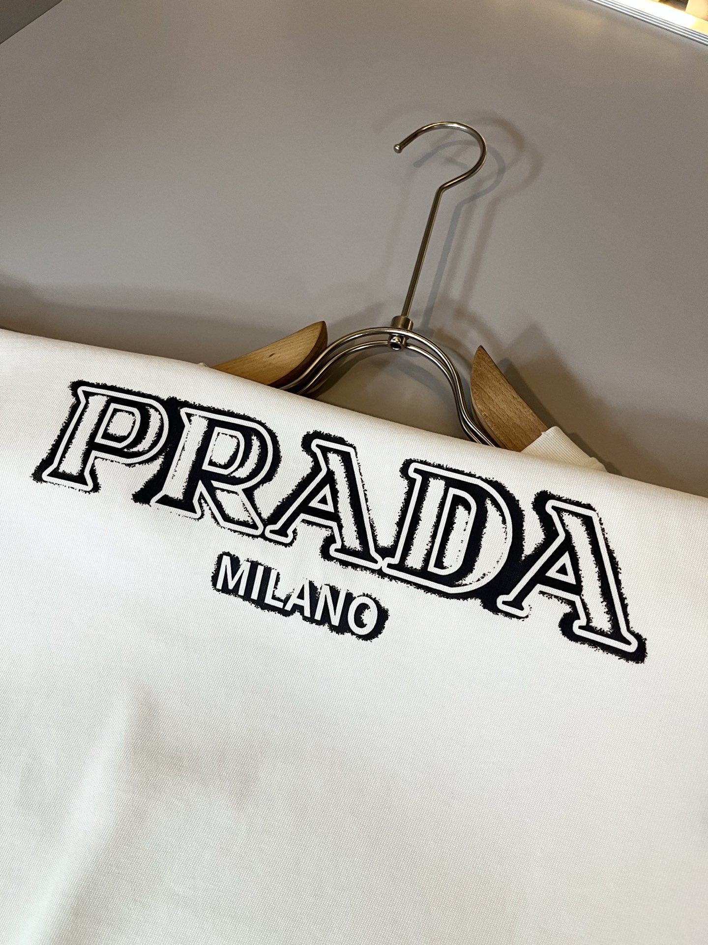    PRAD*A普*达2025春夏新款男女同款👫短袖T恤，最新款全网独家首上！！~既经典有时尚百搭，谁