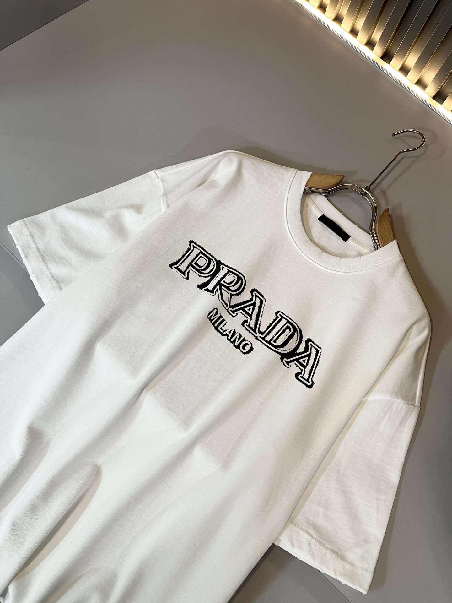    PRAD*A普*达2025春夏新款男女同款👫短袖T恤，最新款全网独家首上！！~既经典有时尚百搭，谁