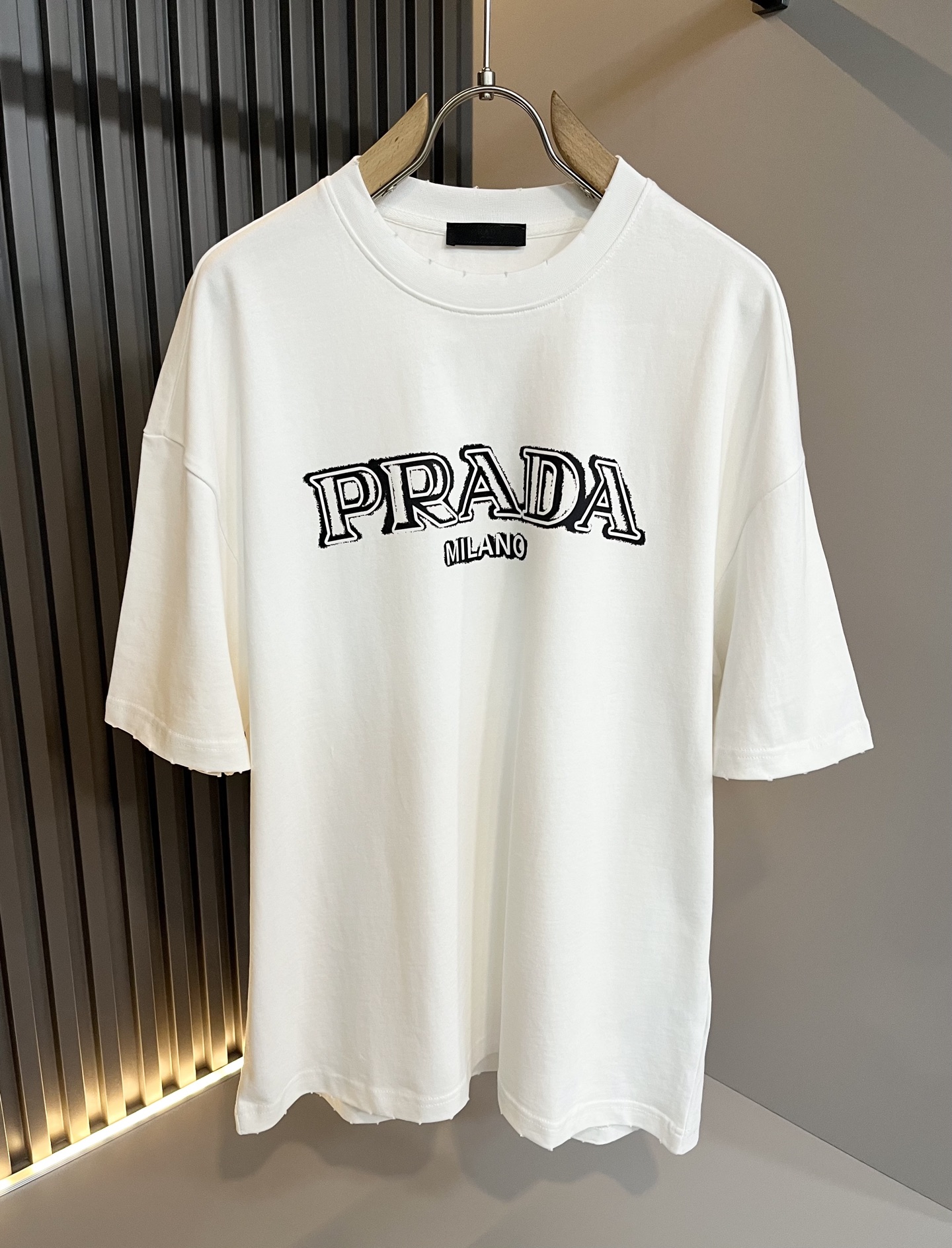    PRAD*A普*达2025春夏新款男女同款👫短袖T恤，最新款全网独家首上！！~既经典有时尚百搭，谁