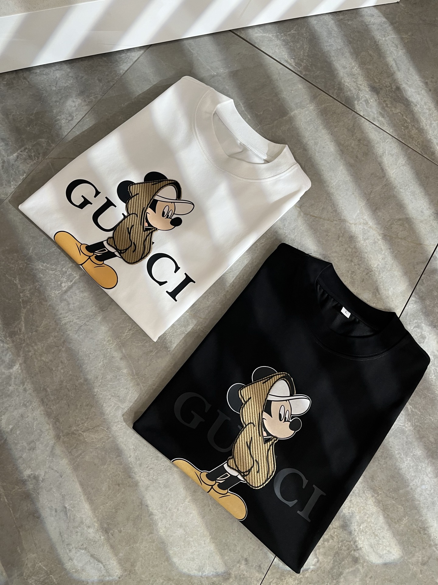 NO:431586,Gucc* Gujia 2025 spring and summer new style for men and women couples casual loose cotton round neck short-sleeved T-shirt!  Trading companies have sparse channels and are released on the official website at the same time!  The latest series of spring and summer 2025, classic fashion design elements, injecting full vitality into the new series. This T-shirt is carefully selected for imported cotton fabrics. The fabric feels skin-friendly and soft and delicate, and the panoramic logo of the body is pressed and pressed and ironed diamond design!  It has an extremely comfortable and breathable wearing experience. The whole item is very eye-catching and fashionable, and is deeply loved by young people today!  The loose round neck cut is a neutral style regardless of age and gender, suitable for matching all the styles and looks you need in your daily life!  It is recommended to wear couple outfits to go out on the street to make it more pleasing to the eye!  Size M-4XL, gucci, gucci, T-shirt, tees, t-shirt, alexander wang19860909Gucc*古家 2025春夏新款男女同情侣款休闲宽松棉质圆领短袖T恤衫！贸易公司渠道稀出,同步官网发售 ！ 2025春夏最新系列,经典时尚设计元素,为全新系列注入满满活力,这款T恤衫用心甄选客供进口棉面料制成,面料手感亲肤柔软细腻,衣身全景logo压胶烫钻设计！拥有着无比舒适透气性的穿着体验,整件单品极具吸睛度与时尚感,深受当下年轻人的喜爱！基础宽松的圆领版型裁剪,不分年龄与性别的中性款式,适合搭配你日常所需的所有风格与造型！建议搭配情侣装出街会更为养眼出色！尺码M-4XL,,gucci,gucci,T-shirt,tees，t-shirt,alexander wang,Men's clothing