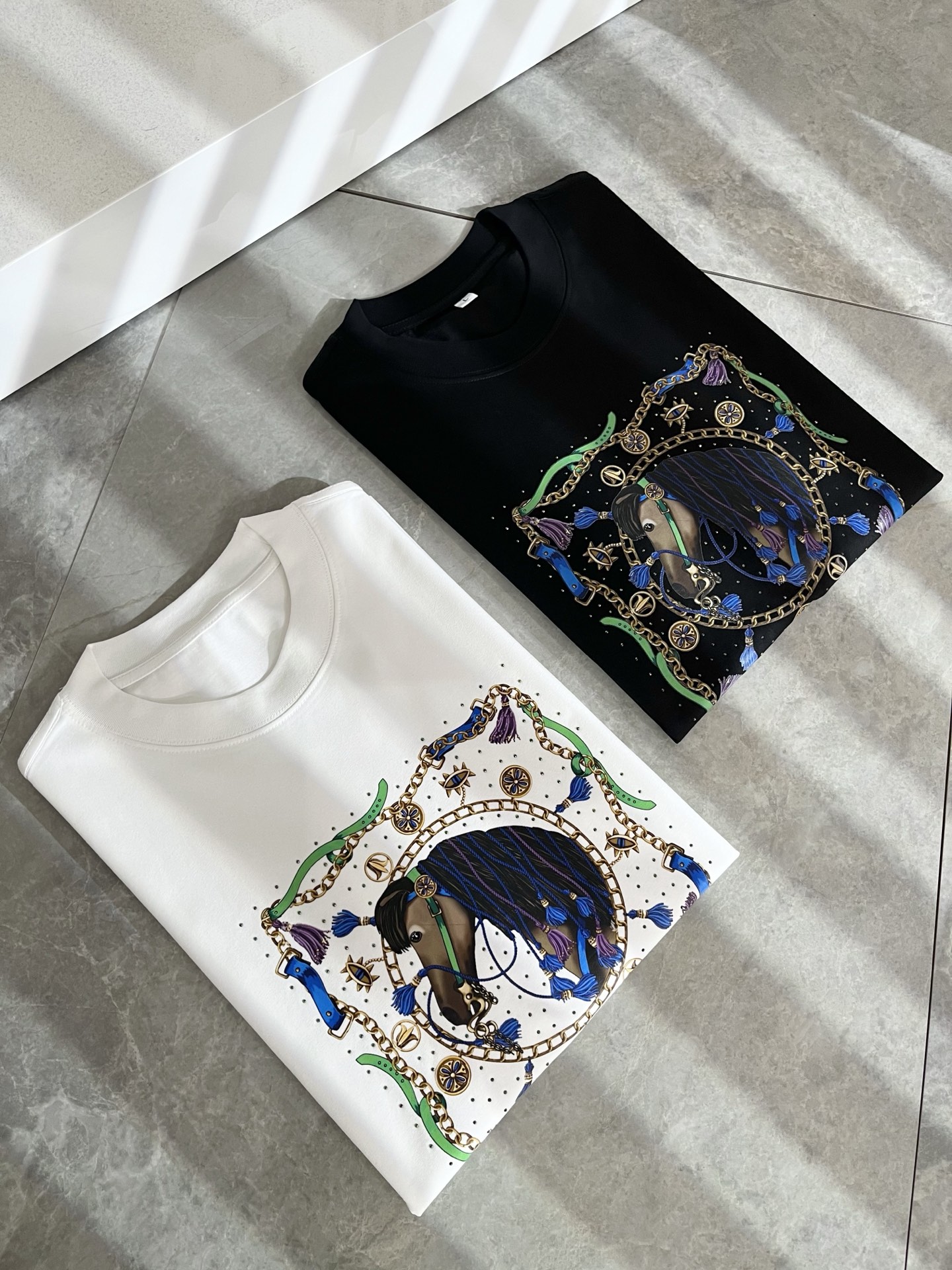 NO:439131,Her*mes 2025 spring and summer new short-sleeved T-shirt for men and women, a brand new upgraded versatile basic style, low-key and luxurious, and a choice of character!  Select high-quality and selected pure cotton fabrics!  Created, enjoy a relaxed and comfortable wearing experience, with super vertical performance, the iconic logo is highly artistic and has a design of the iconic logo with a meticulous craftsmanship and high recognition, showing the new brand micro-label culture!  Classic perfect layout design, precise and in place for cutting. Simple and atmospheric style, and can show fashionable charm in daily leisure life. Size M-4XL, T-shirt,tees, t-shirt,alexander wang19860909Her*mes爱*仕2025春夏新款男女同款短袖T恤,全新升级百搭基础款,低调奢华,品格之选！甄选优质精选纯棉面料！打造而成,享受轻松自在的穿着体验,有着超强的垂直性能 艺术感极强标志性logo压胶烫钻工艺设计,工艺细致,辨识度极高,展现全新品牌微标文化！经典完美版型设计,在裁剪上精准到位.简约大气风格,又能在日常休闲生活中展现时尚魅力.尺码M-4XL,,T-shirt,tees，t-shirt,alexander wang,Men's clothing