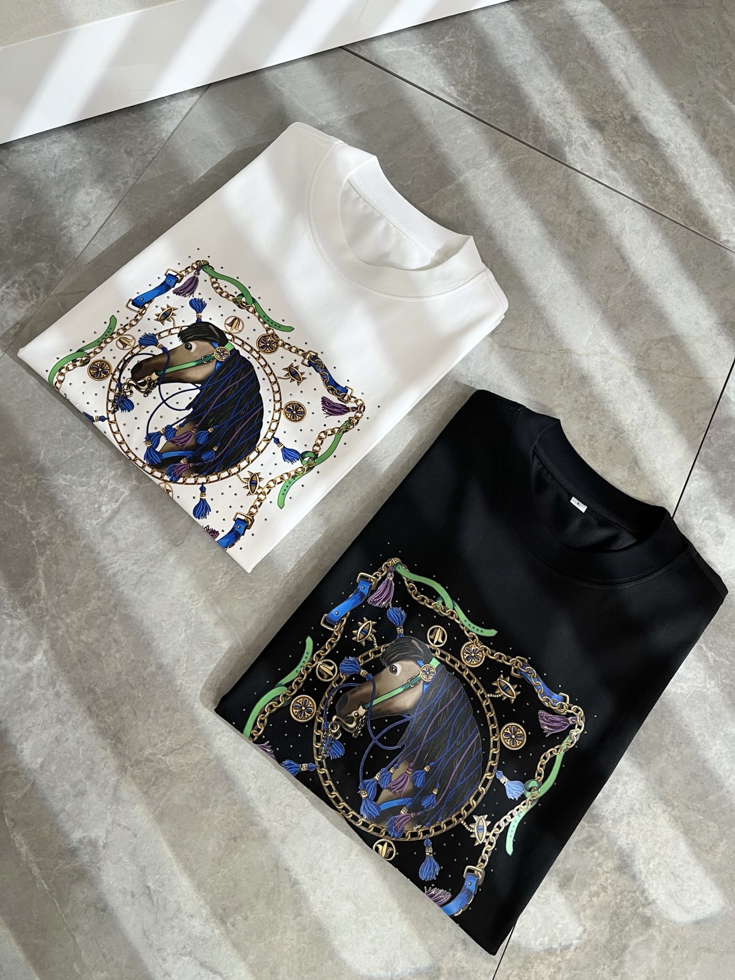 NO:431574,Her*mes 2025 spring and summer new short-sleeved T-shirt for men and women, a brand new upgraded versatile basic style, low-key and luxurious, and a choice of character!  Select high-quality and selected pure cotton fabrics!  Created, enjoy a relaxed and comfortable wearing experience, with super vertical performance, the iconic logo is highly artistic and has a design of the iconic logo with a meticulous craftsmanship and high recognition, showing the new brand micro-label culture!  Classic perfect layout design, precise and in place for cutting. Simple and atmospheric style, and can show fashionable charm in daily leisure life. Size M-4XL, T-shirt,tees, t-shirt,alexander wang19860909Her*mes爱*仕2025春夏新款男女同款短袖T恤,全新升级百搭基础款,低调奢华,品格之选！甄选优质精选纯棉面料！打造而成,享受轻松自在的穿着体验,有着超强的垂直性能 艺术感极强标志性logo压胶烫钻工艺设计,工艺细致,辨识度极高,展现全新品牌微标文化！经典完美版型设计,在裁剪上精准到位.简约大气风格,又能在日常休闲生活中展现时尚魅力.尺码M-4XL,,T-shirt,tees，t-shirt,alexander wang,Men's clothing