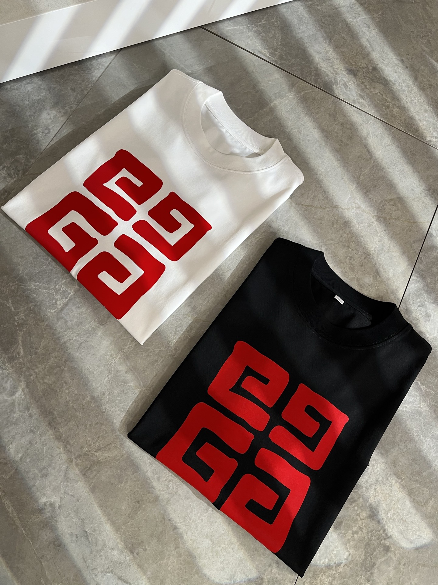 NO:431562,Giv*chy/Ji*xi's new short-sleeved T-shirt for men and women in spring and summer, the main creator has injected new fashion energy into fashion. By exploring various themes and sexy charm, it is highly recognizable and leads the new street fashion trend. This model is the exclusive outstanding design element of G's family, with a logo pattern velvet design!  Perfect fusion, clear and restored patterns, showing the elegant style of the brand. The original 260g pure cotton material is made of solid and high-end fabric, and the upper body can be easily controlled, showing the casual and fashionable charm. Size M-4XL, gucci, T-shirt, tees, t-shirt, alexander wang19860909Giv*chy/纪*希2025春夏新款男女同款短袖T恤,主创时尚注入了全新时尚能量.通过探索各种题材和性感魅力,极具辨识度,引领全新街头时尚潮流.该款是G家独家的出彩设计元素,设计标识logo图案压绒设计！完美融合,图案清晰还原度极高,彰显品牌优雅格调.选用原版260g纯棉材质,面料紧实高级,上身均可轻松驾驭,展现休闲自在时尚魅力.尺码M-4XL,,gucci,T-shirt,tees，t-shirt,alexander wang,Men's clothing