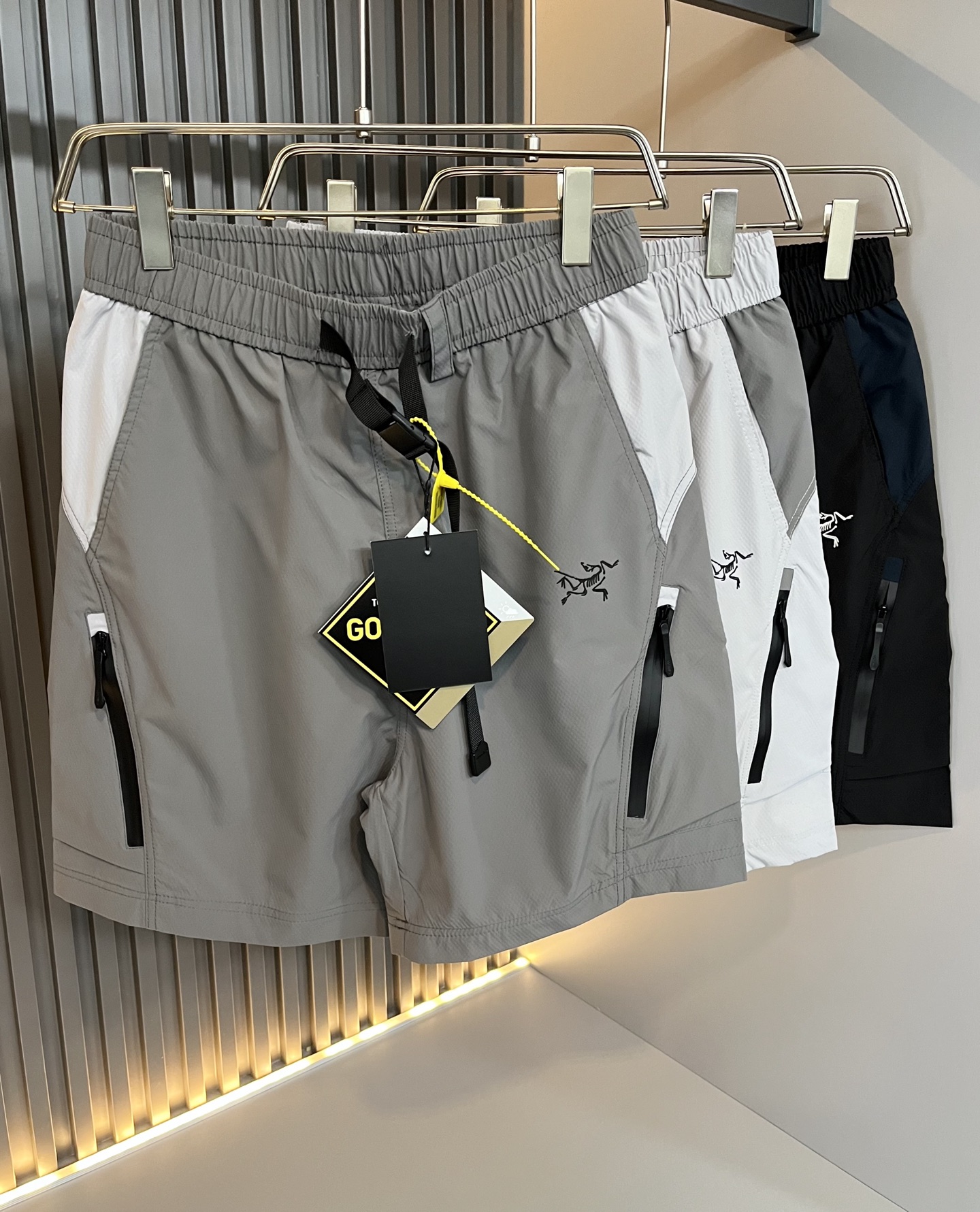 NO:427951,ARCTER*X Original Archaeological Bird 2025 spring and summer new casual sports style shorts, outdoor brands may first think of Canadian goose and Archaeological Bird. It gives people a feeling of trying out the label!  In addition to being quite accomplished in style design, the most obvious or most expert should be to have deeper and unique insights and attainments in fabrics. Through continuous structural research and problem-solving, and characterized by unique research on fabrics, these alone are enough to support it to become the first new logo brand image in the clothing manufacturing industry. This model uses elastic spandex precision blended fabric and trouser leg logo printing pattern design!  The feel is smooth and soft, and it has both natural beauty and comfort. The large body style is cut cleanly and cleanly, and the fabric shows a different hazy structural beauty. It is exclusively customized with mold opening. The fabric and its skills test the workers' skills. It can be smooth and smooth without wrinkles. It is really a test of the handmade work of every master!  Make the overall clean and neat, without leaving a trace of thread. Nowadays, men who pursue life are more refined in life, size M-2XL, arc'teryx, shorts, alexander wang19860909ARCTER*X始*祖鸟 2025春夏新款休闲运动风格短裤,户外品牌可能大家第一想到的就是加拿大鹅、始祖鸟.给人一种标签试的感觉！除了在款式设计上颇有造诣之外,最明显或者说最为拿手的,应该就是在面料上的拥有更深独特见解跟造诣了.通过不断地结构研究和问题处理,在以面料独特研究为特征,仅凭这些就已经足以支撑其成为服装制造行业中,首屈可数的新标志品牌形象.此款采用弹力氨纶精工混纺面料,裤腿logo印花图案设计！手感细滑柔软,同时兼具自然美感跟舒适度.大身上版型裁剪简洁干净,面料上显现出了不一样朦胧的结构性美感来.独家开模定制而成,面料及其考验工人的技术,能做到平整服帖又不起皱,真的是很考验每位师傅的手工制作！使得整体干净利索,不留一丝线头.现在对于生活有所追求的男性也在生活中更为精致,尺码M-2XL,arc'teryx,shorts,alexander wang,Men's clothing