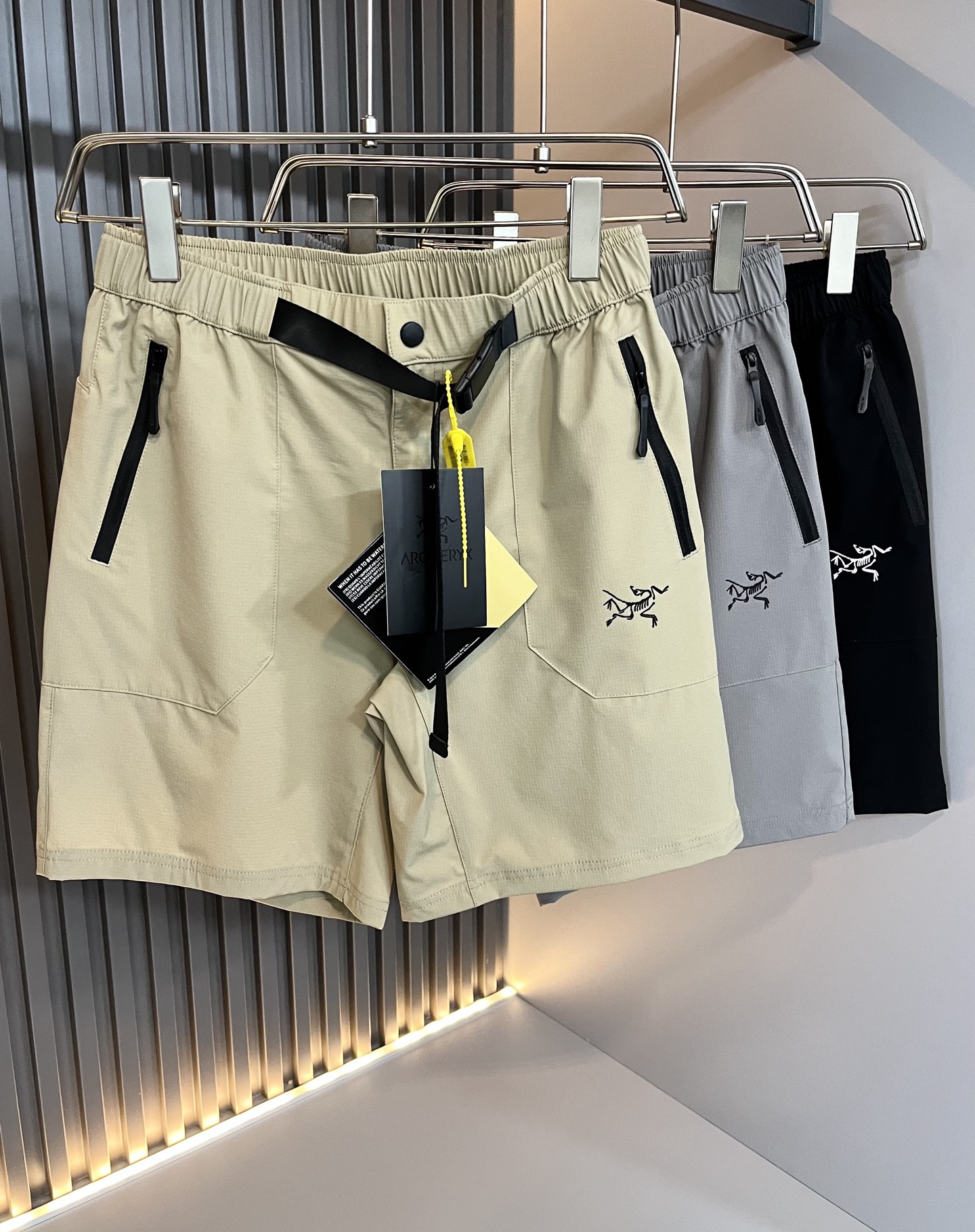 NO:427946,ARCTER*X Original Archaeological Bird 2025 spring and summer new casual sports style shorts, outdoor brands may first think of Canadian goose and Archaeological Bird. It gives people a feeling of trying out the label!  In addition to being quite accomplished in style design, the most obvious or most expert should be to have deeper and unique insights and attainments in fabrics. Through continuous structural research and problem-solving, and characterized by unique research on fabrics, these alone are enough to support it to become the first new logo brand image in the clothing manufacturing industry. This model uses elastic spandex precision blended fabric and trouser leg logo printing pattern design!  The feel is smooth and soft, and it has both natural beauty and comfort. The large body style is cut cleanly and cleanly, and the fabric shows a different hazy structural beauty. It is exclusively customized with mold opening. The fabric and its skills test the workers' skills. It can be smooth and smooth without wrinkles. It is really a test of the handmade work of every master!  Make the overall clean and neat, without leaving a trace of thread. Nowadays, men who pursue life are more refined in life, size M-4XL, arc'teryx, shorts, alexander wang19860909ARCTER*X始*祖鸟 2025春夏新款休闲运动风格短裤,户外品牌可能大家第一想到的就是加拿大鹅、始祖鸟.给人一种标签试的感觉！除了在款式设计上颇有造诣之外,最明显或者说最为拿手的,应该就是在面料上的拥有更深独特见解跟造诣了.通过不断地结构研究和问题处理,在以面料独特研究为特征,仅凭这些就已经足以支撑其成为服装制造行业中,首屈可数的新标志品牌形象.此款采用弹力氨纶精工混纺面料,裤腿logo印花图案设计！手感细滑柔软,同时兼具自然美感跟舒适度.大身上版型裁剪简洁干净,面料上显现出了不一样朦胧的结构性美感来.独家开模定制而成,面料及其考验工人的技术,能做到平整服帖又不起皱,真的是很考验每位师傅的手工制作！使得整体干净利索,不留一丝线头.现在对于生活有所追求的男性也在生活中更为精致,尺码M-4XL,arc'teryx,shorts,alexander wang,Men's clothing