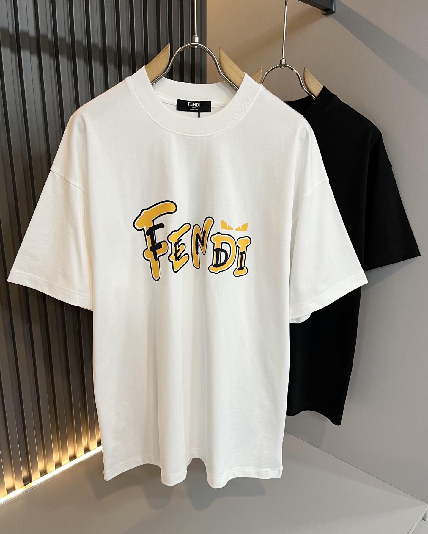 NO:428002,FEN*I FEN*Di's new spring and summer 2025 FD family FF men and women short-sleeved T-shirt, versatile and minimalist short-sleeved shirts for men and women. Original Italian orders, popular FD family items, simple and pure colors. The FD family's enduring iconic products, high-quality products with full representation and full specifications, and high-quality products that all FD fans are worth buying!  Pure Yidian channel orders, high-end and popular products from the FD family, very popular items at the moment, and iconic letter logo pattern velvet modification!  High-end goods worth keeping and giving away to others!  It is trendy and beautiful, with a full sense of trendy atmosphere, and has a very high level and specifications. It uses a very classic black and white color combination, giving people a strong visual impact and has a very high recognition. It is top-quality exclusive pure cotton fabric, created with a soft, delicate and comfortable touch, and has a very high-end and classy appearance!  Perfectly interprets the charm of the brand and leaves a deep impression. It is more fashionable and charming. It has simple, elegant and fashionable upper body, and is even more stressful for outfits!  The inner wear alone is very delicious and beautiful scenery that cannot be ignored!  Size M-3XL, fendi,dior,T-shirt,tees,t-shirt,alexander wang19860909FEN*I 芬*迪2025春夏新款FD家族FF男女同款短袖T恤,男女同款百搭极简短袖.意大利原厂订单,FD家族人气单品,简约纯色系打造.FD家族经久不衰的标志性臻品,代表性十足,规格感十足的精品,所有FD粉丝都值得抢购的精品！纯正意代渠道订单,FD家族的高奢人气爆款产物,当下十分火爆的单品,标志性字母logo图案压绒修饰！值得自留和送人的高端货！新潮又好看,潮流气息感十足,档次规格感极高,并且采用十分经典的的黑白双色搭配,给人的视觉冲击感相当强烈,有着极高的辨识度,顶级专属纯棉面料,打造,触感柔软细腻舒适,品相相当高级有档次！完美诠释品牌魅力,给人留下深刻印象.更具时尚与韵味,上身简约大方时尚,对于穿搭更是毫无压力！单穿内搭都极有味道,不可忽视的靓丽风景线！ 尺码M-3XL,,fendi,dior,T-shirt,tees，t-shirt,alexander wang,Men's clothing