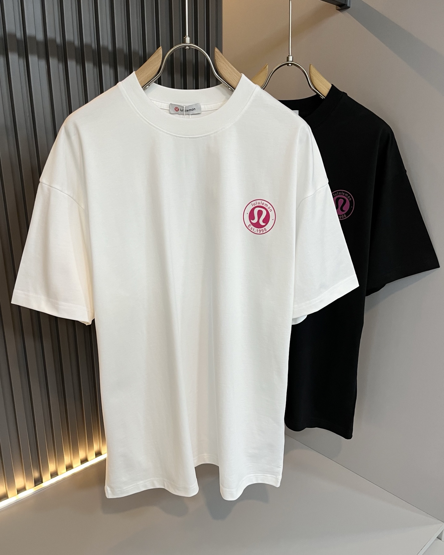 NO:427966,lululemon 2025 spring and summer new short-sleeved T-shirt for men and women, original Italian order channel, very personalized and high-end style, logo pattern glue pressing technology design!  Couple pure cotton short-sleeved T-shirt!  !  The latest fashion trends and popular products are here, and it is another simple and high-end fashion item. It is a fashion product with very high-end outfit charm. It is a must-have item for fashion trends!  Original Italian manufacturer channels, special-level orders, and released at the same time as Hong Kong, Macao and Taiwan buyers. This model is also the latest popular product of Luo Yiweijia this year and the most classic product. Its specifications and grades are beyond doubt!  !  The choice is very diverse, and it can be said that this model naturally has a fresh and natural feeling, showing the brand charm and high-end feeling. The texture of this model is very good, and the heavy weight and brilliant skin-friendliness that can be seen with hands are even better, and it is a complete enjoyment of wearing!  !  Size: M-3XL, loewe, T-shirt,tees, t-shirt,alexander wang19860909lululemon 露露乐蒙 2025春夏新款男女同款短袖T恤,意大利原厂订单渠道,极具个性高级风,标志logo图案压胶工艺设计！情侣款纯棉短袖T恤！！最新时尚潮流人气产物驾到,又是一款简约高级的时尚单品,穿搭魅力十分高级不俗的时尚产物 ,时尚潮流必备单品！意大利原厂渠道,特供级别订单,同步港澳台买手店发布,此款也是罗意威家今年的最新人气产物,也是最经典的产物,其规格跟档次更是毋庸置疑！！ 选择极具多样化,言而喻此款自然具备那种清新自然的感觉,彰显品牌魅力与高级感,此款的质感十分的到位,用手可以感知的重磅跟出彩亲肤程度更是上佳,十足的穿着享受！！尺码: M-3XL,,loewe,T-shirt,tees，t-shirt,alexander wang,Men's clothing