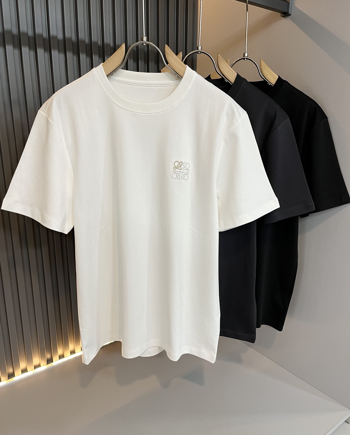 NO:427955,LOE*WE Luo*We 2025 spring and summer new short-sleeved T-shirt for men and women, original Italian order channel, very personalized and high-end style, logo logo pattern embroidery craft design!  Couple pure cotton short-sleeved T-shirt!  !  The latest fashion trends and popular products are here, and it is another simple and high-end fashion item. It is a fashion product with very high-end outfit charm. It is a must-have item for fashion trends!  Original Italian manufacturer channels, special-level orders, and released at the same time as Hong Kong, Macao and Taiwan buyers. This model is also the latest popular product of Luo Yiweijia this year and the most classic product. Its specifications and grades are beyond doubt!  !  The choice is very diverse, and it can be said that this model naturally has a fresh and natural feeling, showing the brand charm and high-end feeling. The texture of this model is very good, and the heavy weight and brilliant skin-friendliness that can be seen with hands are even better, and it is a complete enjoyment of wearing!  !  Size: M-4XL, loewe, loewe, T-shirt,tees, t-shirt,alexander wang19860909LOE*WE罗*威 2025春夏新款男女同款短袖T恤,意大利原厂订单渠道,极具个性高级风,标志logo图案刺绣工艺设计！情侣款纯棉短袖T恤！！最新时尚潮流人气产物驾到,又是一款简约高级的时尚单品,穿搭魅力十分高级不俗的时尚产物 ,时尚潮流必备单品！意大利原厂渠道,特供级别订单,同步港澳台买手店发布,此款也是罗意威家今年的最新人气产物,也是最经典的产物,其规格跟档次更是毋庸置疑！！ 选择极具多样化,言而喻此款自然具备那种清新自然的感觉,彰显品牌魅力与高级感,此款的质感十分的到位,用手可以感知的重磅跟出彩亲肤程度更是上佳,十足的穿着享受！！尺码: M-4XL,,loewe,loewe,T-shirt,tees，t-shirt,alexander wang,Men's clothing