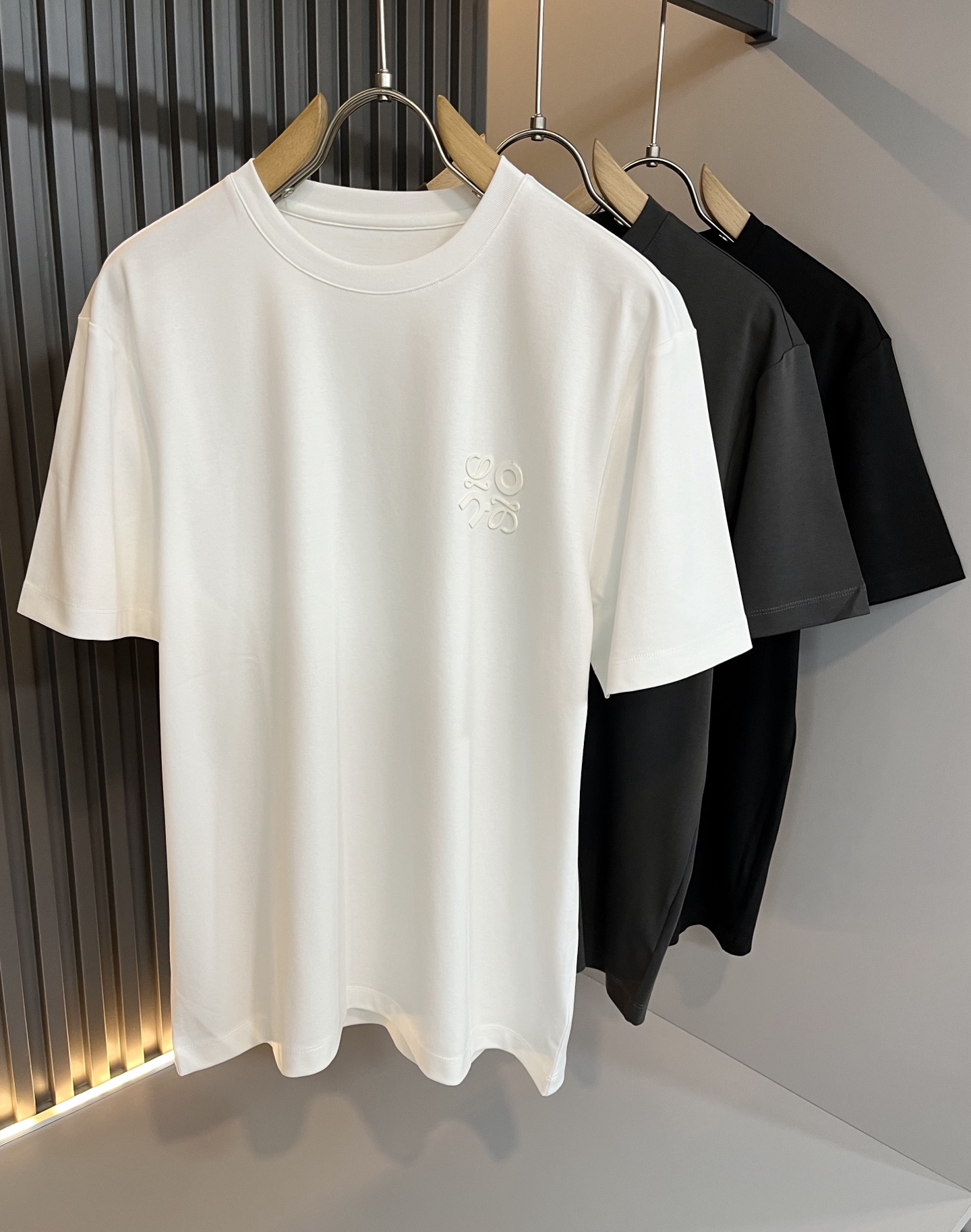 NO:427984,LOE*WE Luo*We 2025 spring and summer new short-sleeved T-shirt for men and women, original Italian order channel, very personalized and high-end style, logo pattern glue pressing technology design!  Couple pure cotton short-sleeved T-shirt!  !  The latest fashion trends and popular products are here, and it is another simple and high-end fashion item. It is a fashion product with very high-end outfit charm. It is a must-have item for fashion trends!  Original Italian manufacturer channels, special-level orders, and released at the same time as Hong Kong, Macao and Taiwan buyers. This model is also the latest popular product of Luo Yiweijia this year and the most classic product. Its specifications and grades are beyond doubt!  !  The choice is very diverse, and it can be said that this model naturally has a fresh and natural feeling, showing the brand charm and high-end feeling. The texture of this model is very good, and the heavy weight and brilliant skin-friendliness that can be seen with hands are even better, and it is a complete enjoyment of wearing!  !  Size: M-4XL, loewe, loewe, T-shirt,tees, t-shirt,alexander wang19860909LOE*WE罗*威 2025春夏新款男女同款短袖T恤,意大利原厂订单渠道,极具个性高级风,标志logo图案压胶工艺设计！情侣款纯棉短袖T恤！！最新时尚潮流人气产物驾到,又是一款简约高级的时尚单品,穿搭魅力十分高级不俗的时尚产物 ,时尚潮流必备单品！意大利原厂渠道,特供级别订单,同步港澳台买手店发布,此款也是罗意威家今年的最新人气产物,也是最经典的产物,其规格跟档次更是毋庸置疑！！ 选择极具多样化,言而喻此款自然具备那种清新自然的感觉,彰显品牌魅力与高级感,此款的质感十分的到位,用手可以感知的重磅跟出彩亲肤程度更是上佳,十足的穿着享受！！尺码: M-4XL,,loewe,loewe,T-shirt,tees，t-shirt,alexander wang,Men's clothing