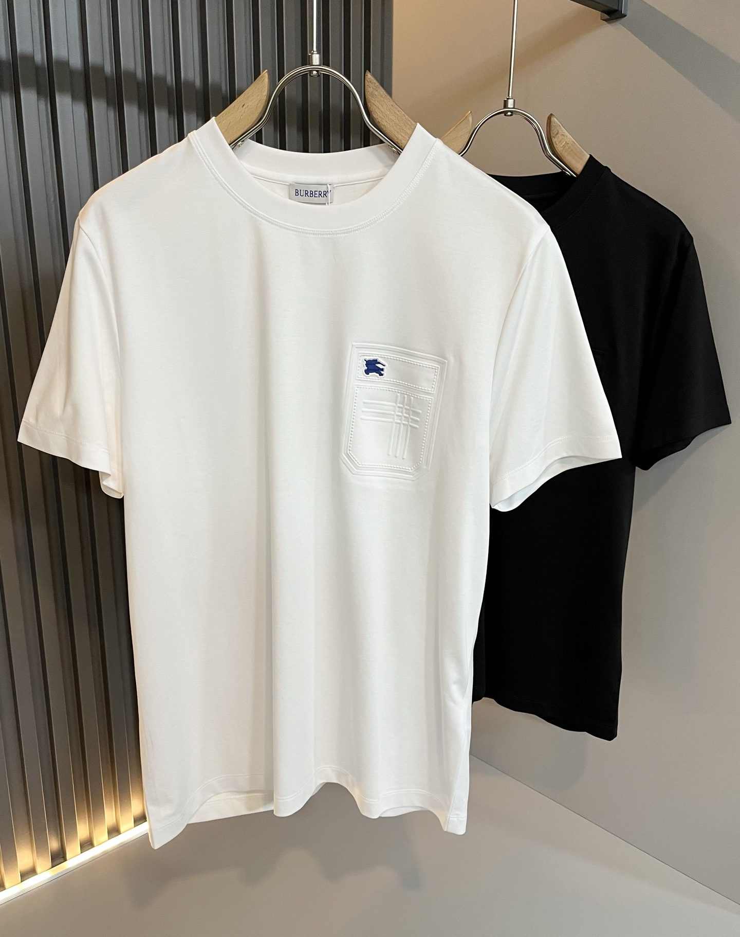 NO:427952,BURBER*Y Ba*li's new spring and summer 2025 short-sleeved T-shirt for men and women, is coming, and is made of a popular environmentally friendly pure cotton fabric recently. It is a high-end outdoor sports and leisure series, which is very popular in sports!  BUR's latest special material, logo pattern glue pressing design!  Fabric is also called memory cloth, which refers to fabrics with morphological memory functions. It instantly kills all versions on the market. It can only be said that it is not a level of existence at all. Whether it is material, detail restoration and craftsmanship, you are not afraid of any challenges. Just to contribute wonderful products to everyone. As always, it is consistent. A style that implements the core concept of BUR will be closely tied to fashion, always maintaining perfection, a simple but not simple design style perfectly meets the outfit you need in daily life. Size: M-3XL, burberry, T-shirt, tees, t-shirt, alexander wang19860909BURBER*Y巴*莉2025春夏新品男女同款短袖T恤,重磅来袭,最近比较火热的环保纯棉面料制作而成,高端户外运动休闲系列,非常火热运动风潮！BUR最新研发的特殊材质,标志logo图案压胶设计！面料也叫记忆布,是指具有形态记忆功能的面料,秒杀市面上一切版本,只能说根本就不是一个级别的存在,不管是材质还是细节还原度以及工艺制作方面,不惧任何挑战,只为给大家奉献绝妙产物一如既往,始终如一,贯彻了BUR核心理念的一个款式将与时尚紧紧的捆绑在一起,时刻保持完美,简约而不简单的的设计风格,完美的满足了你日常所需要的穿搭.尺码:M-3XL,,burberry,T-shirt,tees，t-shirt,alexander wang,Men's clothing