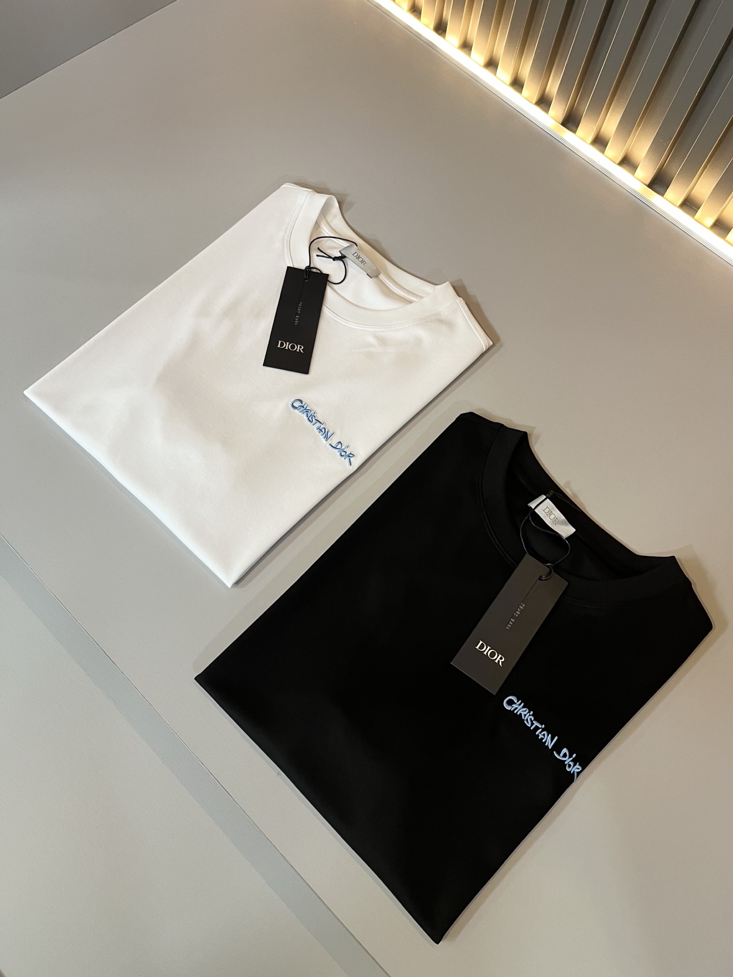 NO:427972,Dio*Dijia 2025 spring and summer new short-sleeved T-shirt for men and women, and the counter is available at the same time!  Customized exclusive 260g pure cotton fabric, customized original craft threads, chest logo pattern glue pressing technology design!  Simple and generous, calm and versatile, extremely high-end, perfectly integrated with fashion and style, a top fashionable style that perfectly suits the outside wear!  The overall feeling is natural!  The ultimate classic versatile short-sleeved T-shirt is designed with the latest three-dimensional letter logo embroidery elements!  The ultimate perfection of heavy industry!  Fans who pursue high quality are please buy them by themselves, and all fans who know the goods are invited to appreciate this model together!  !  Size M-3XL, dior,dior,T-shirt,tees,t-shirt,alexander wang19860909Dio*迪家 2025春夏新款男女同款短袖T恤,专柜同步发售！定制专属260克纯棉面料,定制原版工艺螺纹,胸前logo图案压胶工艺设计！简约大方,从容百搭,档次极高,完美融入时尚还有风情感一款完美符合外穿的顶尖时髦气质款！整体给人浑然天成的感觉！极致经典的百搭型短袖T恤,采用最新的立体字母logo刺绣元素设计！极致的重工极致的完美！追求高品质的粉丝们请自行抢购,诚邀所有识货的粉丝一同鉴赏此款！！尺码M-3XL,,dior,dior,T-shirt,tees，t-shirt,alexander wang,Men's clothing