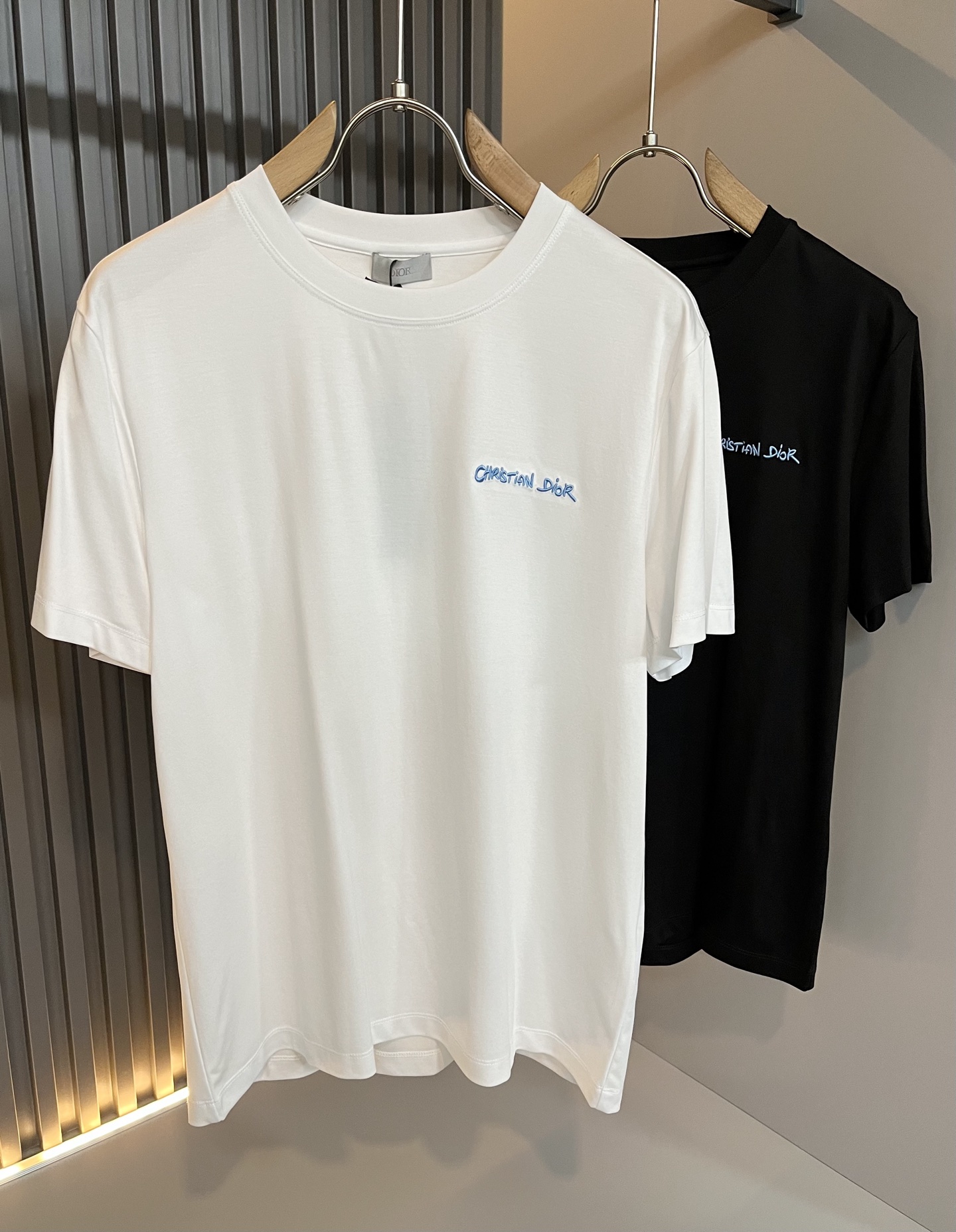 NO:427978,Dio*Dijia 2025 spring and summer new short-sleeved T-shirt for men and women, and the counter is available at the same time!  Customized exclusive 260g pure cotton fabric, customized original craft threads, chest logo pattern embroidery craft design!  Simple and generous, calm and versatile, extremely high-end, perfectly integrated with fashion and style, a top fashionable style that perfectly suits the outside wear!  The overall feeling is natural!  The ultimate classic versatile short-sleeved T-shirt is designed with the latest three-dimensional letter logo embroidery elements!  The ultimate perfection of heavy industry!  Fans who pursue high quality are please buy them by themselves, and all fans who know the goods are invited to appreciate this model together!  !  Size M-3XL, dior,dior,T-shirt,tees,t-shirt,alexander wang19860909Dio*迪家 2025春夏新款男女同款短袖T恤,专柜同步发售！定制专属260克纯棉面料,定制原版工艺螺纹,胸前logo图案刺绣工艺设计！简约大方,从容百搭,档次极高,完美融入时尚还有风情感一款完美符合外穿的顶尖时髦气质款！整体给人浑然天成的感觉！极致经典的百搭型短袖T恤,采用最新的立体字母logo刺绣元素设计！极致的重工极致的完美！追求高品质的粉丝们请自行抢购,诚邀所有识货的粉丝一同鉴赏此款！！尺码M-3XL,,dior,dior,T-shirt,tees，t-shirt,alexander wang,Men's clothing