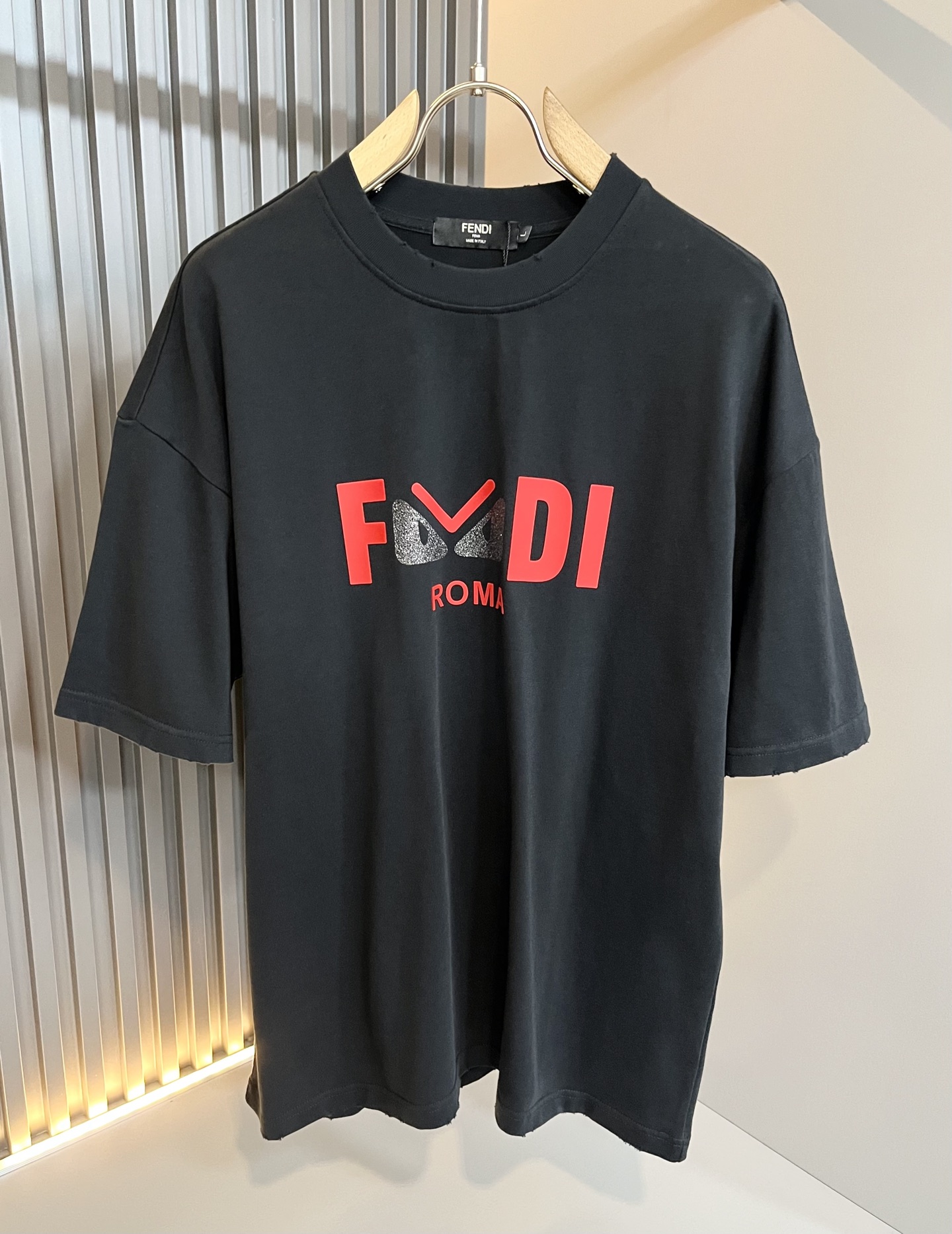 NO:427996,FEN Fen*di 2025 spring and summer new men's casual suit, versatile and age-restricted, and the body logo is LOGO embroidery design!  Whether you are proficient or like the trendy style, you must have a must-have item for boys’ wardrobe!  Customized original cotton fabric!  The upper body is stylish and has a great feeling of fit. The clothes are tall and stylish, and the low-end slag will collapse if you don't wash the collar. Size M-2XL, fendi, alexander wang19860909FEN 芬*迪 2025春夏新款男士休闲套装,百搭不限制年龄,衣身标识LOGO刺绣设计！无论你是轻熟还是喜欢潮风搭配妥妥的,男生衣橱必备单品款！定制原版纯棉面料！上身有型并且贴服感受非常棒,衣服挺拔有型区别低端渣货,不会洗洗领子就塌了. 尺码M-2XL,,fendi,alexander wang,Men's clothing