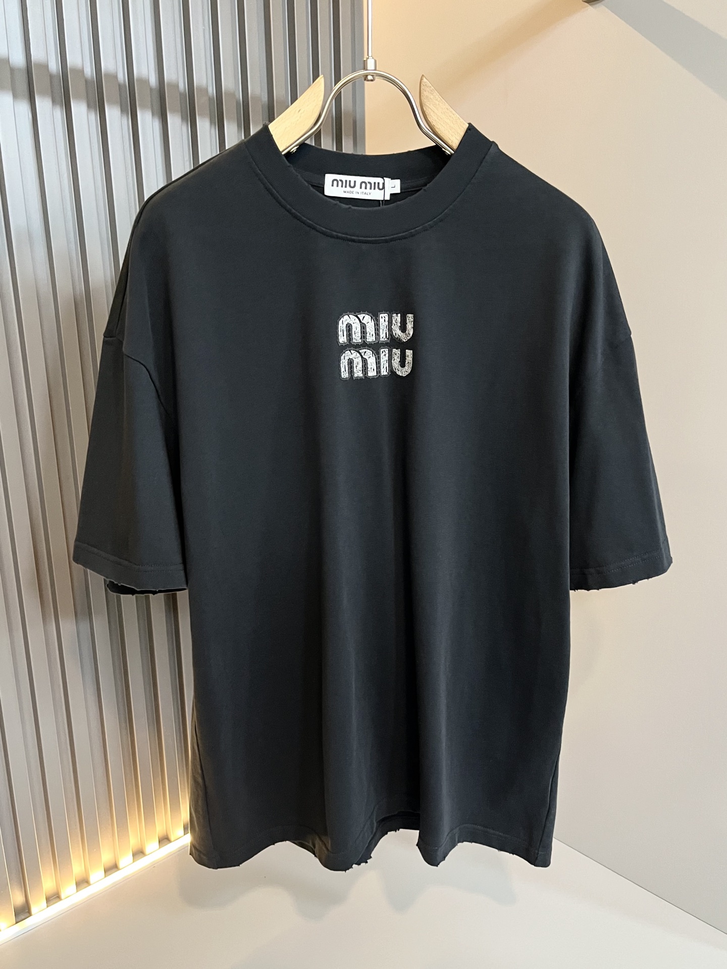 NO:427960,MIUMIU Misunderstanding 2025 Spring and Summer New Men and Women's Same Style Set, the latest design elements of the brand!  Neither monotonous nor complicated, it shows taste just right!  Customer-supplied top-grade pure cotton design!  Comfortable, sweat-absorbing and breathable, the unique high-end fabric presents a simple and elegant temperament!  Chest logo velvet design!  Full three-dimensional! Standard cutting design!  Every detail is a synchronized with high-end fashion. Size: M-2XL, miumiu, alexander wang19860909MIUMIU 谬谬2025春夏新款男女同款套装,品牌最新设计元素！既不单调也不复杂,恰到好处的展现品味！客供顶级纯棉设计！舒适吸汗透气根本不在话下,面料独具的高奢感呈现简约优雅气质！胸前logo压绒设计！饱满立体!标准裁剪设计！每一处细节都是与高端时尚同步的体现.尺码:M-2XL,,miumiu,alexander wang,Men's clothing