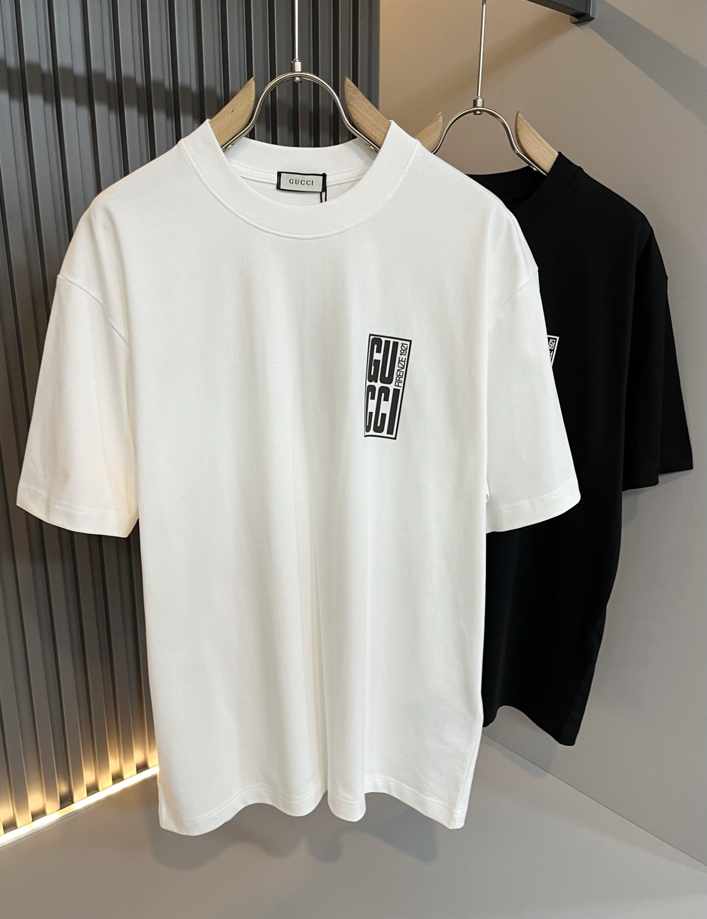 NO:449831,Gucc* Gujia 2025 spring and summer new style for men and women couples casual loose cotton round neck short-sleeved T-shirt!  Trading companies have sparse channels and are released on the official website at the same time!  The latest series of spring and summer 2025, classic fashion design elements, injecting full vitality into the new series. This T-shirt is carefully selected for imported cotton fabrics. The fabric feels skin-friendly and soft and delicate, and the body logo print design!  It has an extremely comfortable and breathable wearing experience. The whole item is very eye-catching and fashionable, and is deeply loved by young people today!  The loose round neck cut is a neutral style regardless of age and gender, suitable for matching all the styles and looks you need in your daily life!  It is recommended to wear couple outfits to go out on the street to make it more pleasing to the eye!  Size S-2XL, gucci, gucci, T-shirt, tees, t-shirt, alexander wang19860909Gucc*古家 2025春夏新款男女同情侣款休闲宽松棉质圆领短袖T恤衫！贸易公司渠道稀出,同步官网发售 ！ 2025春夏最新系列,经典时尚设计元素,为全新系列注入满满活力,这款T恤衫用心甄选客供进口棉面料制成,面料手感亲肤柔软细腻,衣身logo印花设计！拥有着无比舒适透气性的穿着体验,整件单品极具吸睛度与时尚感,深受当下年轻人的喜爱！基础宽松的圆领版型裁剪,不分年龄与性别的中性款式,适合搭配你日常所需的所有风格与造型！建议搭配情侣装出街会更为养眼出色！尺码S-2XL,,gucci,gucci,T-shirt,tees，t-shirt,alexander wang,Men's clothing