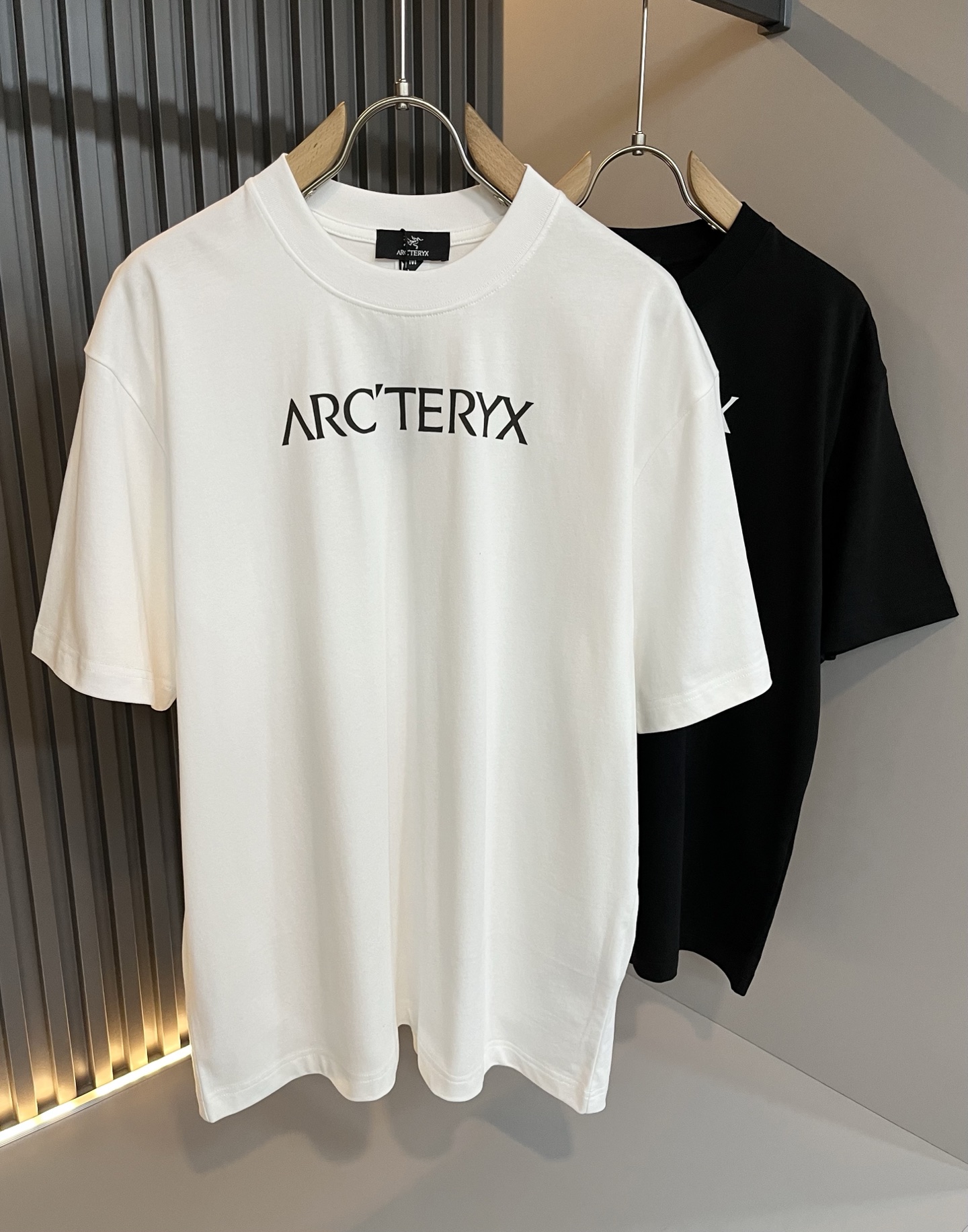 NO:449803,ARCTER*X Original Archaeological Bird 2025 spring and summer new short-sleeved T-shirt for men and women. The first thing that everyone thinks of outdoor brands is Canadian goose and Archaeological Bird. It gives people a feeling of trying out the label!  In addition to being quite accomplished in style design, the most obvious or most expert should be to have deeper and unique insights and attainments in fabrics. Through continuous structural research and problem-solving, and characterized by unique research on fabrics, these alone are enough to support it to become the first new logo brand image in the clothing manufacturing industry. This model uses air cotton material!  The fabric after the seiko blending feels smooth and soft, and it has both natural beauty and comfort. The large body style is cut cleanly and cleanly, and the fabric shows a different hazy structural beauty. It is made of exclusive mold customization. The fabric and its technology test the workers, can be smooth and smooth without wrinkles!  Logo logo pattern printing craft design!  It really tests the handmade work of every master!  It makes the whole clean and neat, without leaving any thread. Now men who pursue life are more refined in life!  Size S-2XL, arc'teryx, T-shirt,tees, t-shirt,alexander wang19860909ARCTER*X始*祖鸟 2025春夏新款男女同款短袖T恤,户外品牌可能大家第一想到的就是加拿大鹅、始祖鸟.给人一种标签试的感觉！除了在款式设计上颇有造诣之外,最明显或者说最为拿手的,应该就是在面料上的拥有更深独特见解跟造诣了.通过不断地结构研究和问题处理,在以面料独特研究为特征,仅凭这些就已经足以支撑其成为服装制造行业中,首屈可数的新标志品牌形象.此款采用的空气棉材质！通过精工混纺之后的面料,手感细滑柔软,同时兼具自然美感跟舒适度.大身上版型裁剪简洁干净,面料上显现出了不一样朦胧的结构性美感来.独家开模定制而成,面料及其考验工人的技术,能做到平整服帖又不起皱！标志logo图案印花工艺设计！真的是很考验每位师傅的手工制作！使得整体干净利索,不留一丝线头.现在对于生活有所追求的男性也在生活中更为精致！尺码S-2XL,arc'teryx,T-shirt,tees，t-shirt,alexander wang,Men's clothing