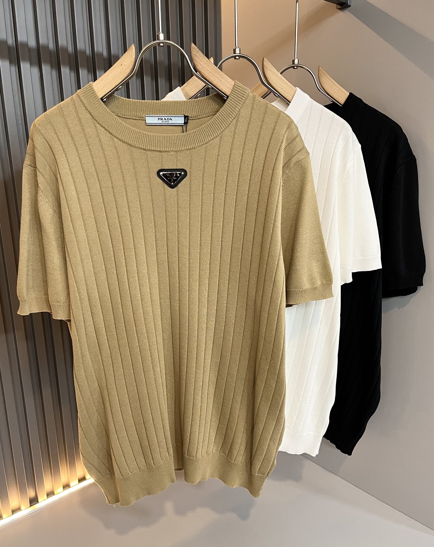 NO:427973,PRAD*A Pu*da 2025 spring and summer new men's short-sleeved knitted short-sleeved T-shirt, the latest model is exclusively available on the entire network!  !  ~ It is classic and fashionable and versatile, who doesn’t like it? It will show the classic again. It is very pleasing to the eye and comes with a low luxury halo and recognition!  Pr*da's traditional brand concept and modern advanced technology are perfectly combined. Coupled with the extremely modern and modern minimalist design, P's exclusive three-dimensional hardware logo badge pattern design!  Customized 100% imported knitted fabric!  The texture of this model is quite touching, the specifications and grades are known with tentacles. The degree of delicateness and breathability are top-notch!  Size M-4XL, prada, T-shirt,tees, t-shirt,alexander wang19860909PRAD*A普*达2025春夏新款男士短袖针织短袖T恤,最新款全网独家首上！！~既经典有时尚百搭,谁不爱啊,将经典再次展现,非常的耐看,自带低奢光环与辨识度！Pr*da传统的品牌理念和现代化的先进技术进行了完美结合.加上极其现代摩登风范的简约设计,p家专属立体五金logo徽章图案设计！定制百分百进口针织面料！此款的质感相当感人 触手便知规格档次 细腻程度与透气效果堪称顶级！尺码M-4XL,,prada,T-shirt,tees，t-shirt,alexander wang,Men's clothing