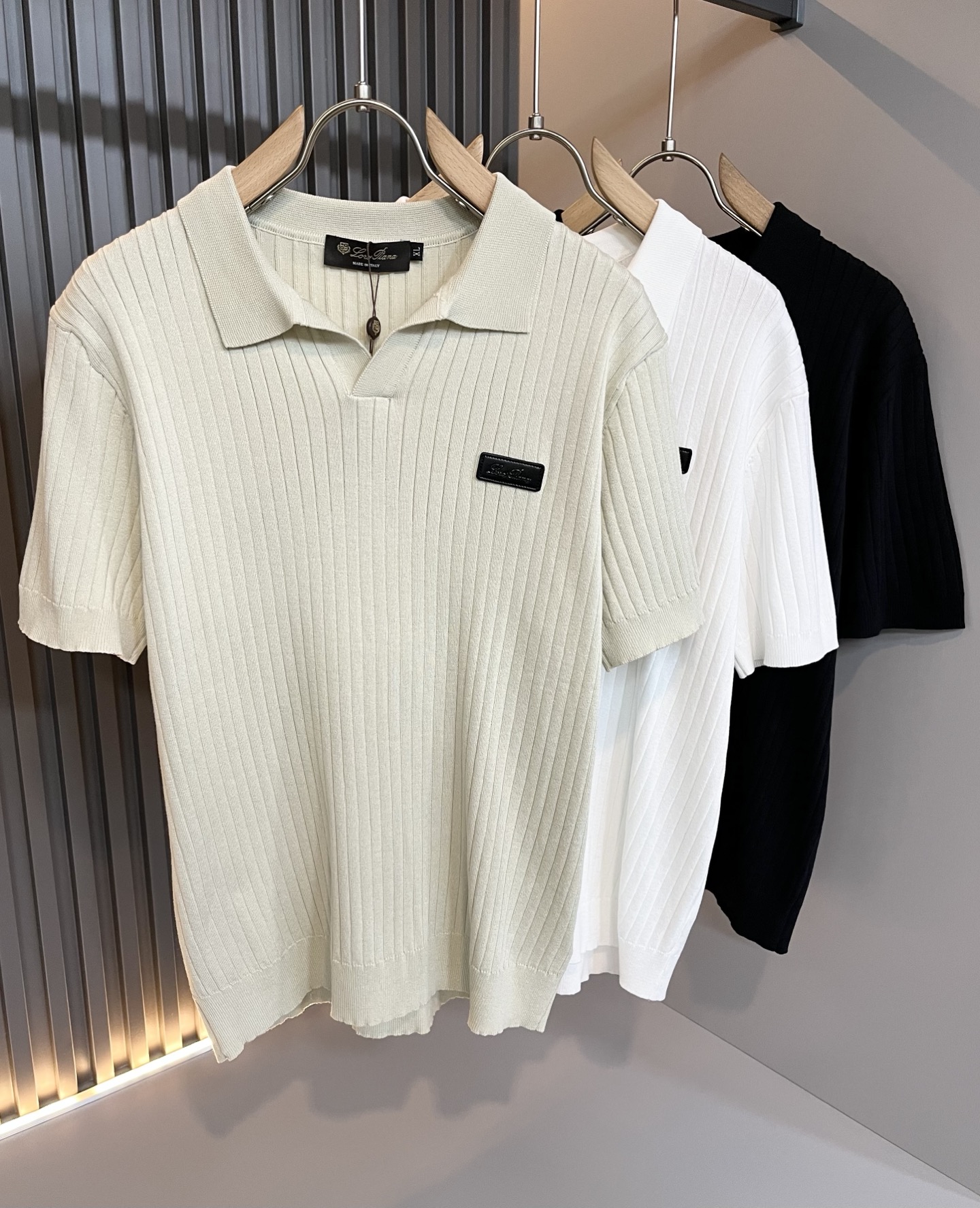 NO:427954,Loro Piana Nouyou Pianya 2025 Early Spring Men's Lapel Knitted Short Sleeve T-shirt, Full Quality!  !  The upper body is comfortable and breathable, not stiff, and the overall body has a rich three-dimensional feeling, quality export orders, and leather logo pattern design on the chest!  Customized exclusive knitted fabric tailoring to meet the simple needs of commuters for dressing. The upper body works well, looks slim and is not picky about the figure. The fabric workmanship is impeccable. Only good craftsmanship and good fabrics can make you feel good. It is a must-have item for everyone!  Size M-4XL, loro piana, T-shirt,tees, t-shirt,alexander wang19860909Loro Piana诺悠翩雅 2025早春男士最新的贸易订单翻领针织短袖T恤,全品相！！上身舒适透气,不僵硬,整体有着丰富的立体感,品质出口订单,胸前皮革logo图案设计！定制专属针织面料剪裁,满足通勤人们对于着装的简约需求,上身效果很好,显瘦,不挑剔身材.面料做工....无可挑剔,好工艺好面料才能穿出好品味一款,人手必备单品！尺码M-4XL,,loro piana,T-shirt,tees，t-shirt,alexander wang,Men's clothing